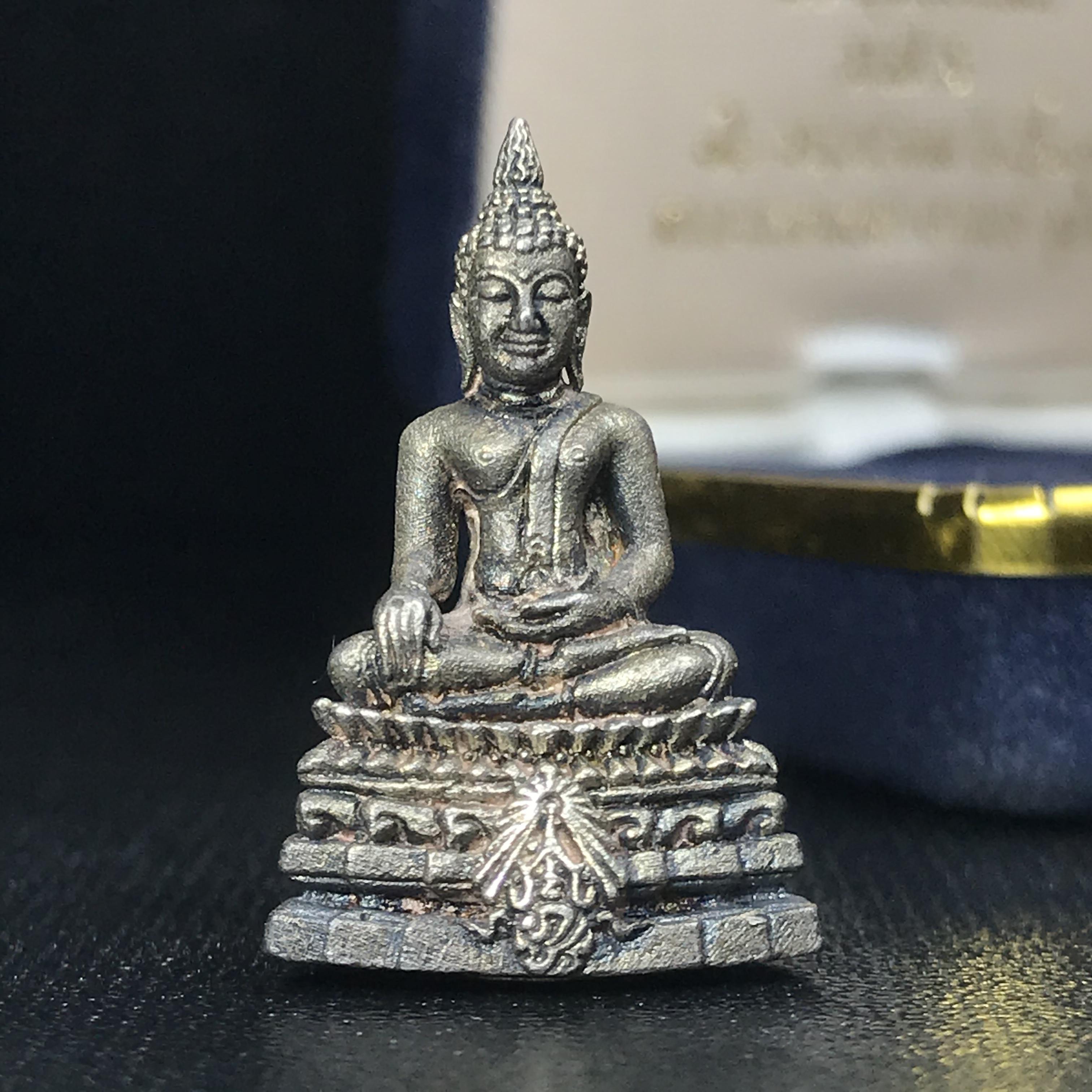 พระกริ่งพระพุทธชินสีห์ ภปร ทันโตเสฏโฐ ปี 2533 เนื้อเงิน (วัตถุมงคลหนึ่งเดียวที่บรรจุพระทนต์(ฟัน)ในหลวงรัชกาลที่9 พระราชทานให้จัดสร้าง)(1ใน1999องค์)