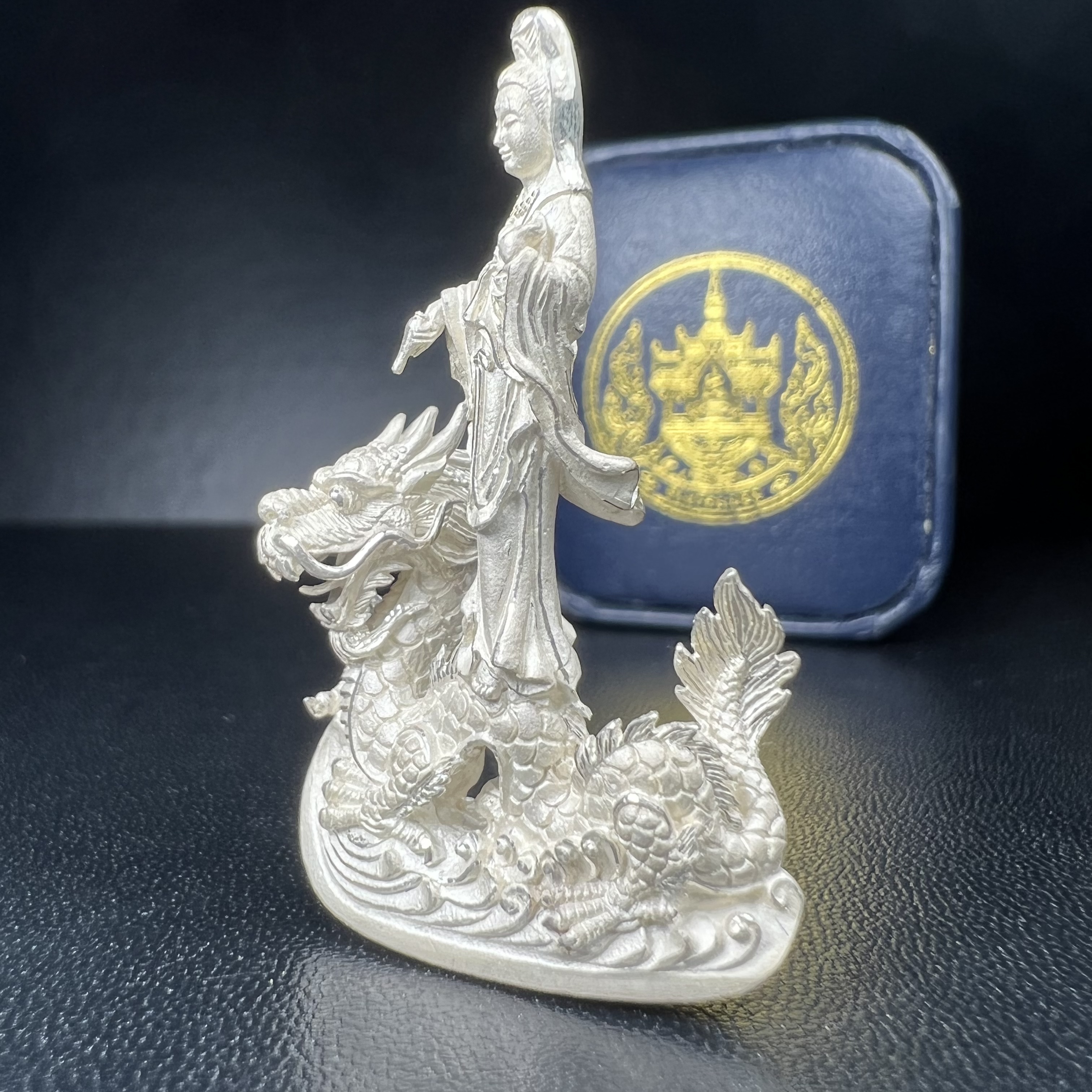 รูปหล่อลอยองค์พระโพธิสัตว์กวนอิม ทรงประทับมังกร จ.ระนอง เนื้อเงิน พิมพ์ใหญ่(สภาพผิว สวยงดงาม ทรงคุณค่า) เฉลิมฉลองในวโรกาสที่พระบาทสมเด็จพระเจ้าอยู่หัวทรงครองสิริราชสมบัติครบ 50 ปี จ.ระนอง พ.ศ.2539