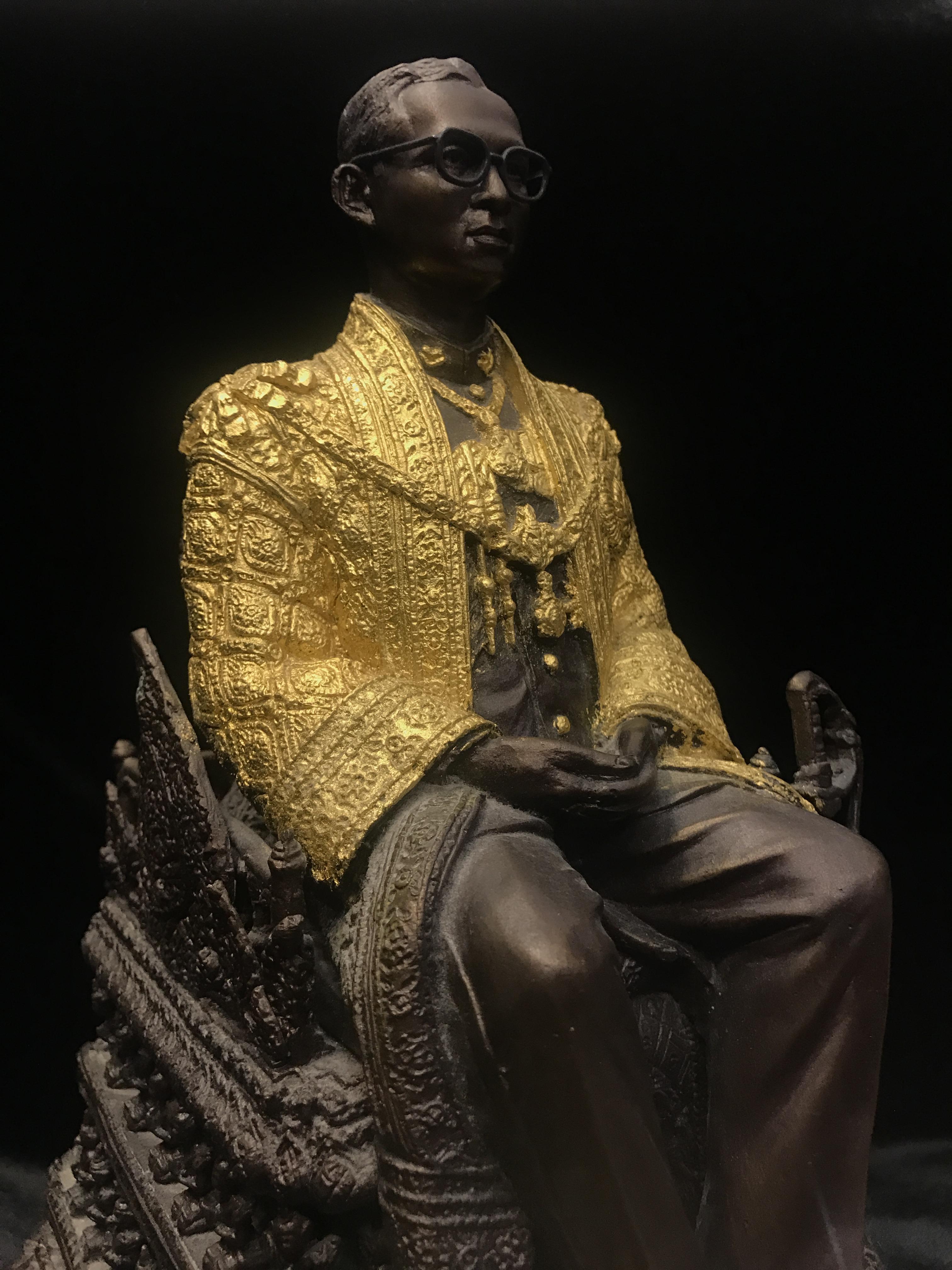 พระบรมรูปพระบาทสมเด็จพระเจ้าอยู่หัวรัชกาลที่9(นั่งบัลลังก์) กระทรวงมหาดไทยจัดสร้าง ปี2539