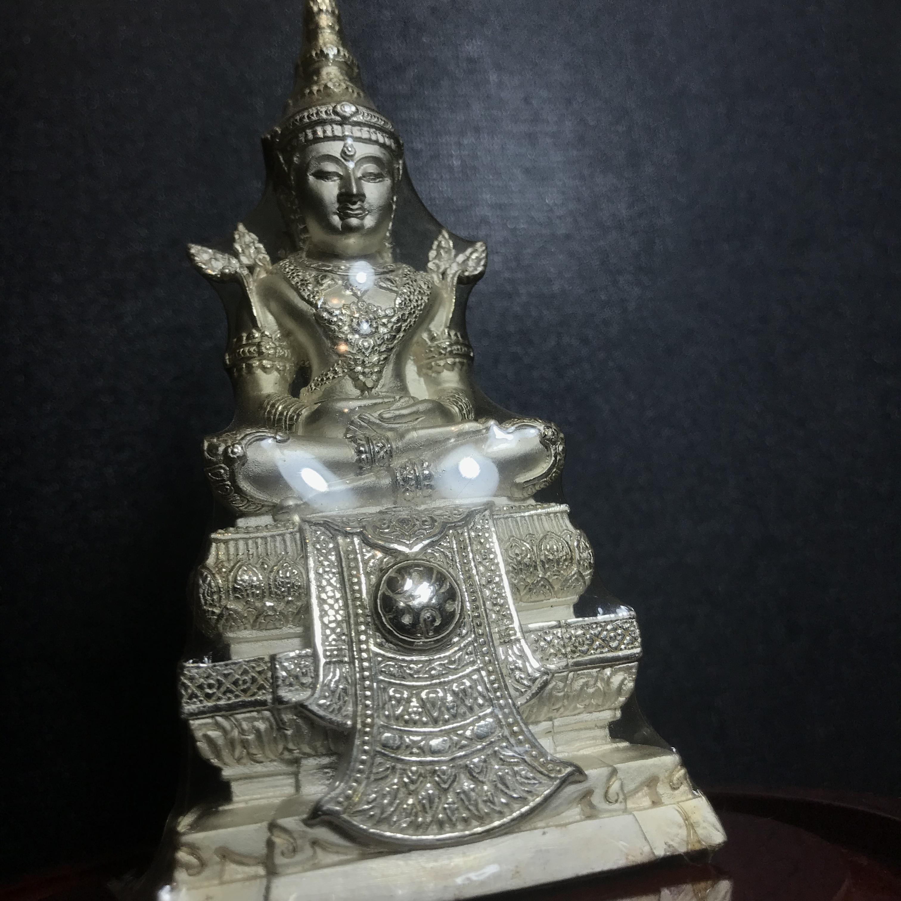 พระแก้วมรกต ภปร. ปี2547 จัดสร้างโดย รพ.ภูมิพลฯ เนื้อเงิน ลอยองค์ หน้าตัก 2 นิ้ว ครอบแก้วเดิม องค์พระซีนเดิมสวยคงสภาพเดิม(1ใน3000องค์)