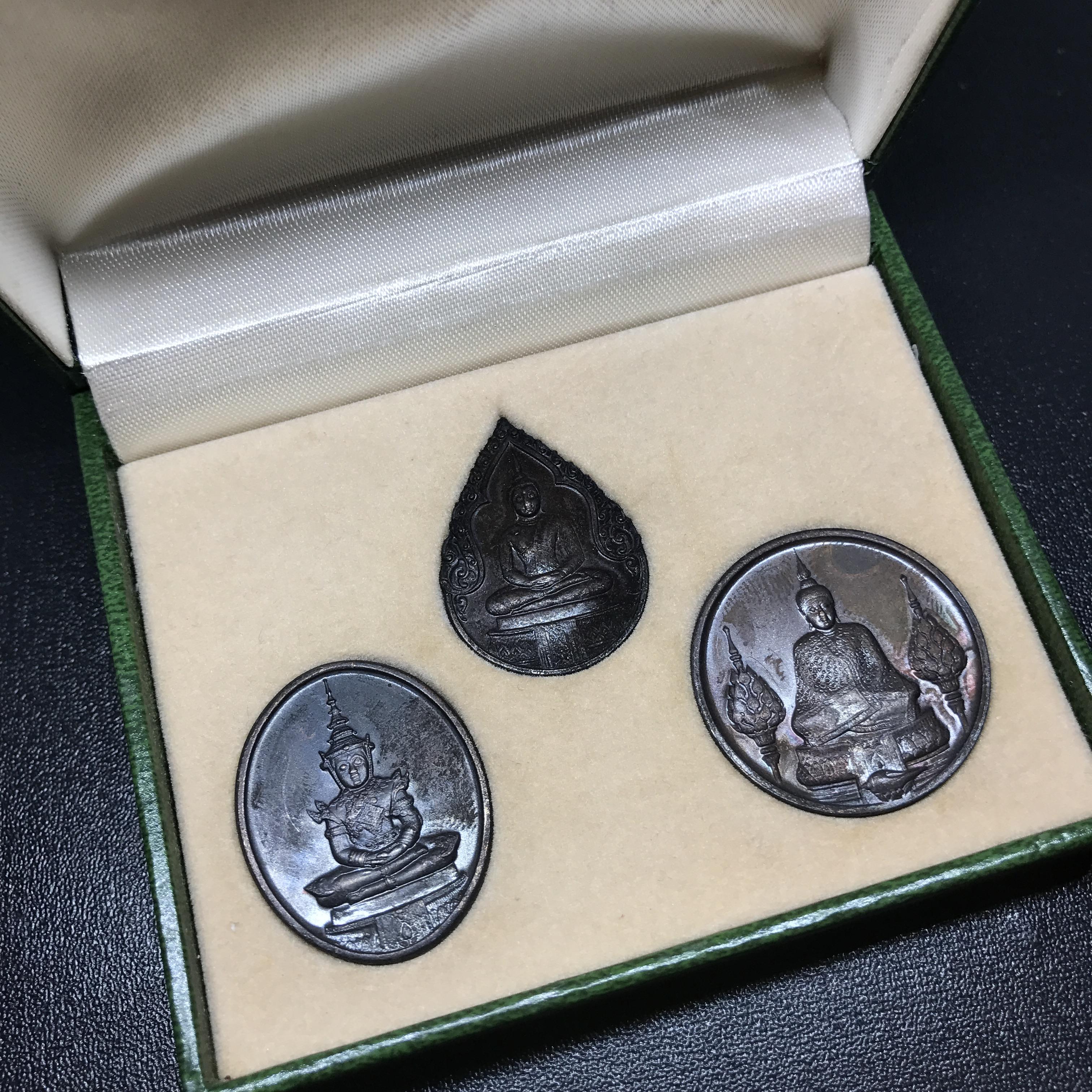 เหรียญพระแก้วมรกตหลัง ภปร ฉลองกรุงรัตนโกสินทร์ครบ 200 ปี พ.ศ.2525 เนื้อทองแดงกล่องบรรจุเดิมครบ3พิมพ์(บล็อกพระราชศรัธา)(ในหลวงรัชกาลที่9 เสด็จในพิธี)