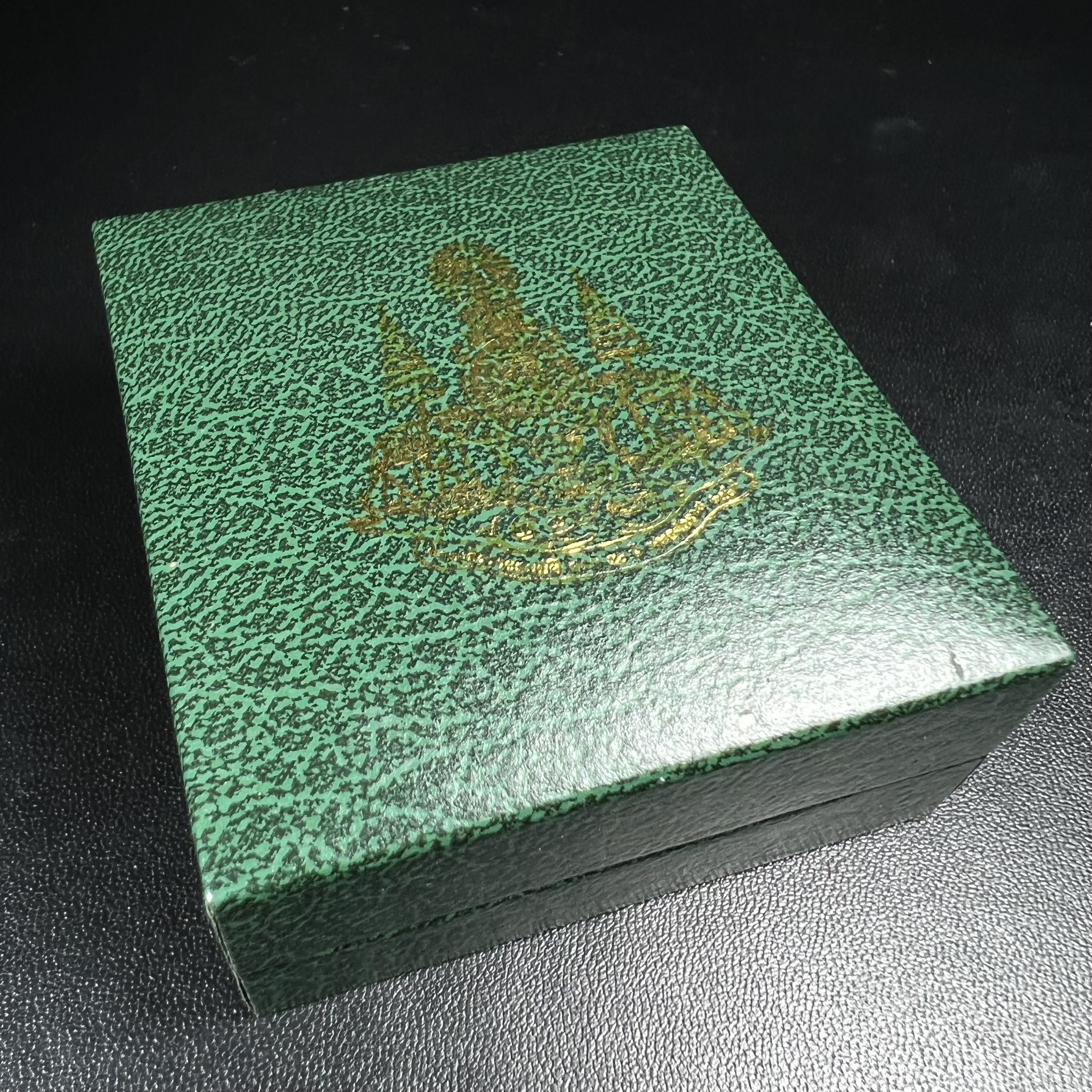 พระพุทธโสธร ภปร. รุ่นย้อนยุค สร้างพระอุโบสถ สมาคมชาวฉะเชิงเทรา จัดสร้าง ปี 2539 วโรกาสครองสิริราชสมบัติครบ 50 ปี เนื้อเงินสามกษัตริย์ทรายนวลขัดเงาบางส่วน(ผิวเดิม) พร้อมกล่องบรรจุและใบรับรองเดิม