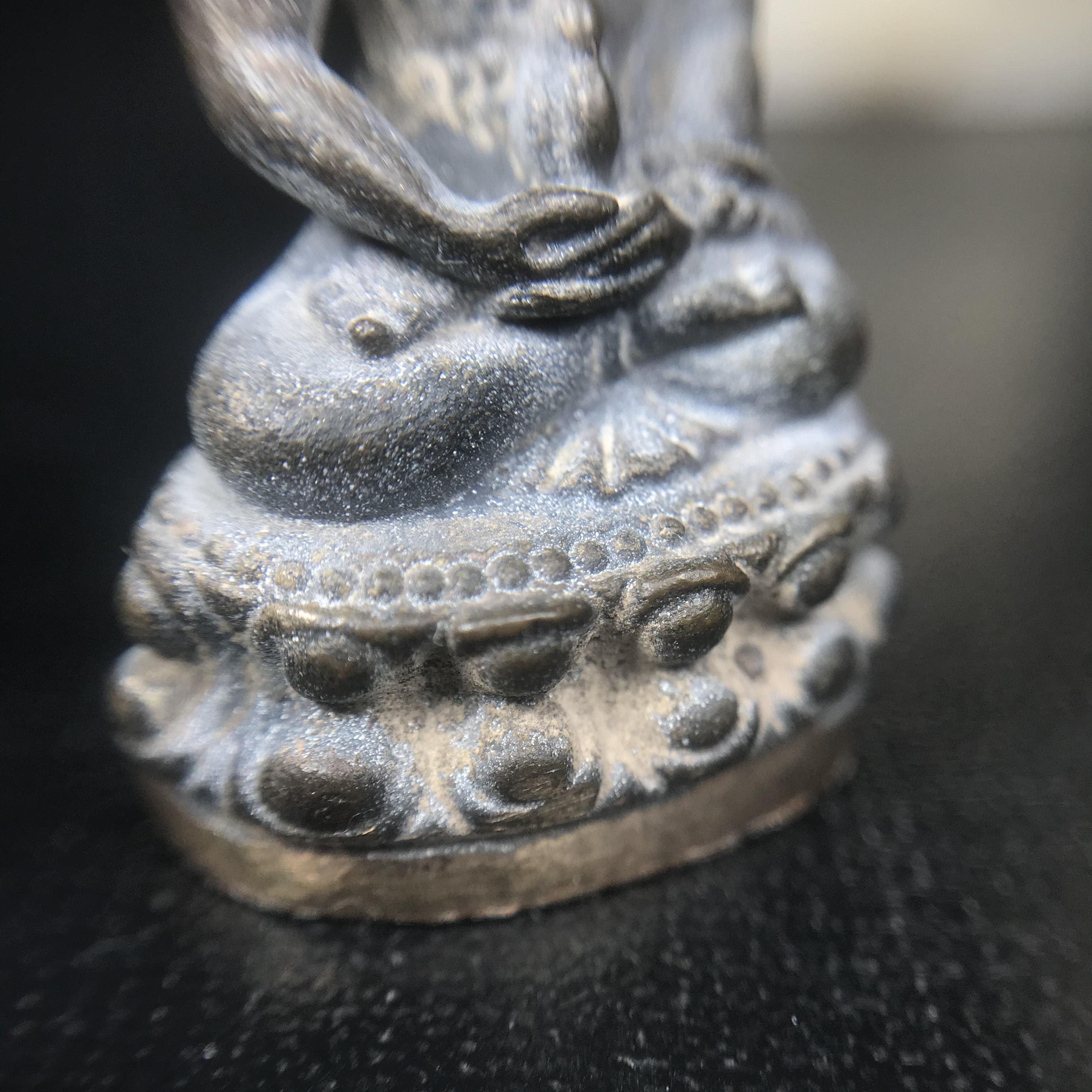 พระกริ่งชินบัญชรฉลองพระชันษา 100 ปี สมเด็จพระญาณสังวร วัดบวรนิเวศวิหาร ปี 2556 เนื้อนวโลหะผสมทองคำก้นทองแดง พิธีใหญ่ มวลสารเด่น นิยม(1 ใน 2556 องค์)