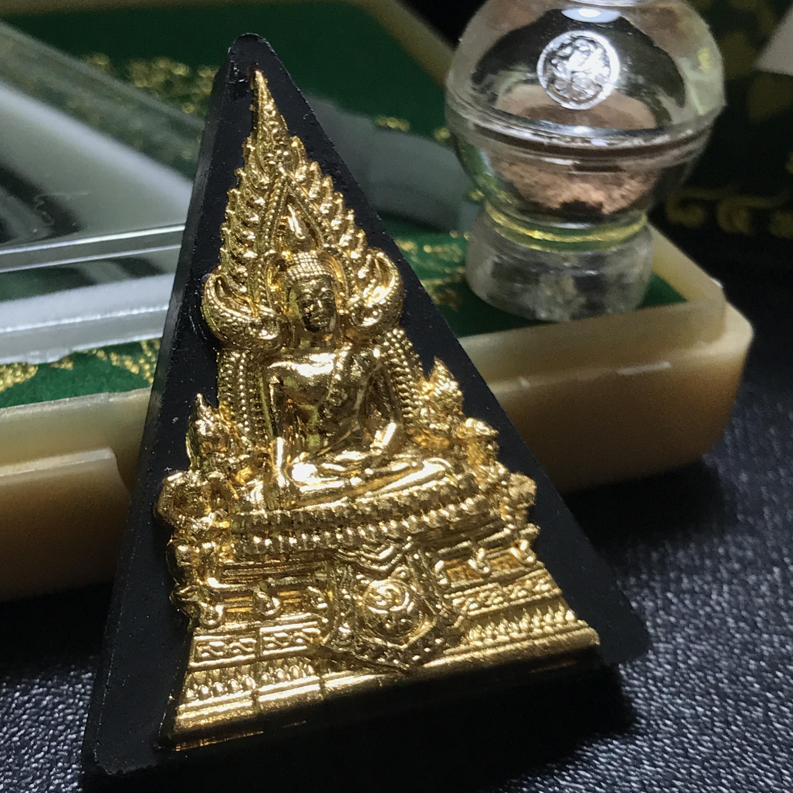 พระพุทธชินราช(จำลอง)ภปร. 84พรรษา เนื้อผงปิดทองด้านหน้า หลัง ภ.ป.ร. ทองคำ(พระราชทานมวลสาร จิตรลดาและเส้นพระเจ้า(เส้นผม))