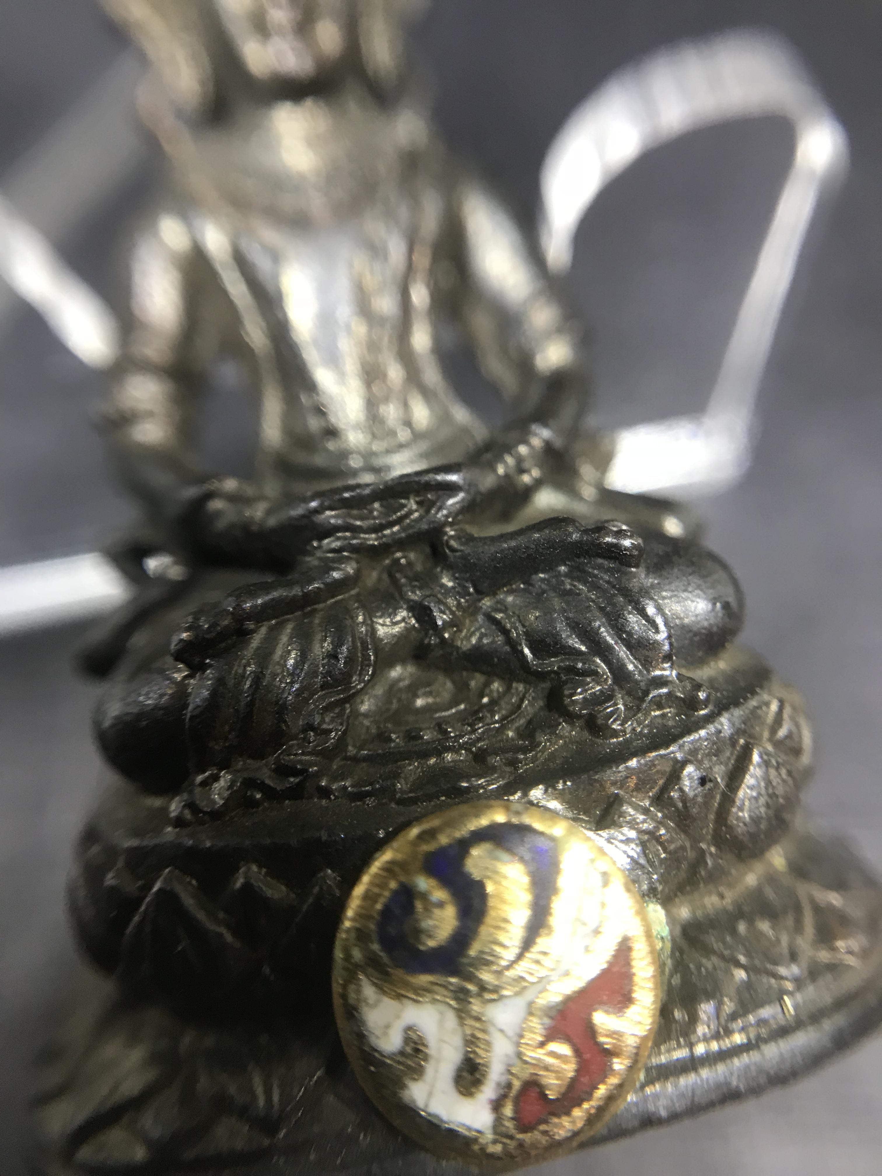 พระกริ่งธิเบตอวโลกิเตศวร ภปร.(พระไวโรจนะพุทธ)วัดมังกรกมลาวาส(เล่งเน่ยยี่) รุ่นแรกปี2515 เนื้อนวโลหะ(ในหลวงรัชกาลที่9เสด็จเททอง)(หายาก)