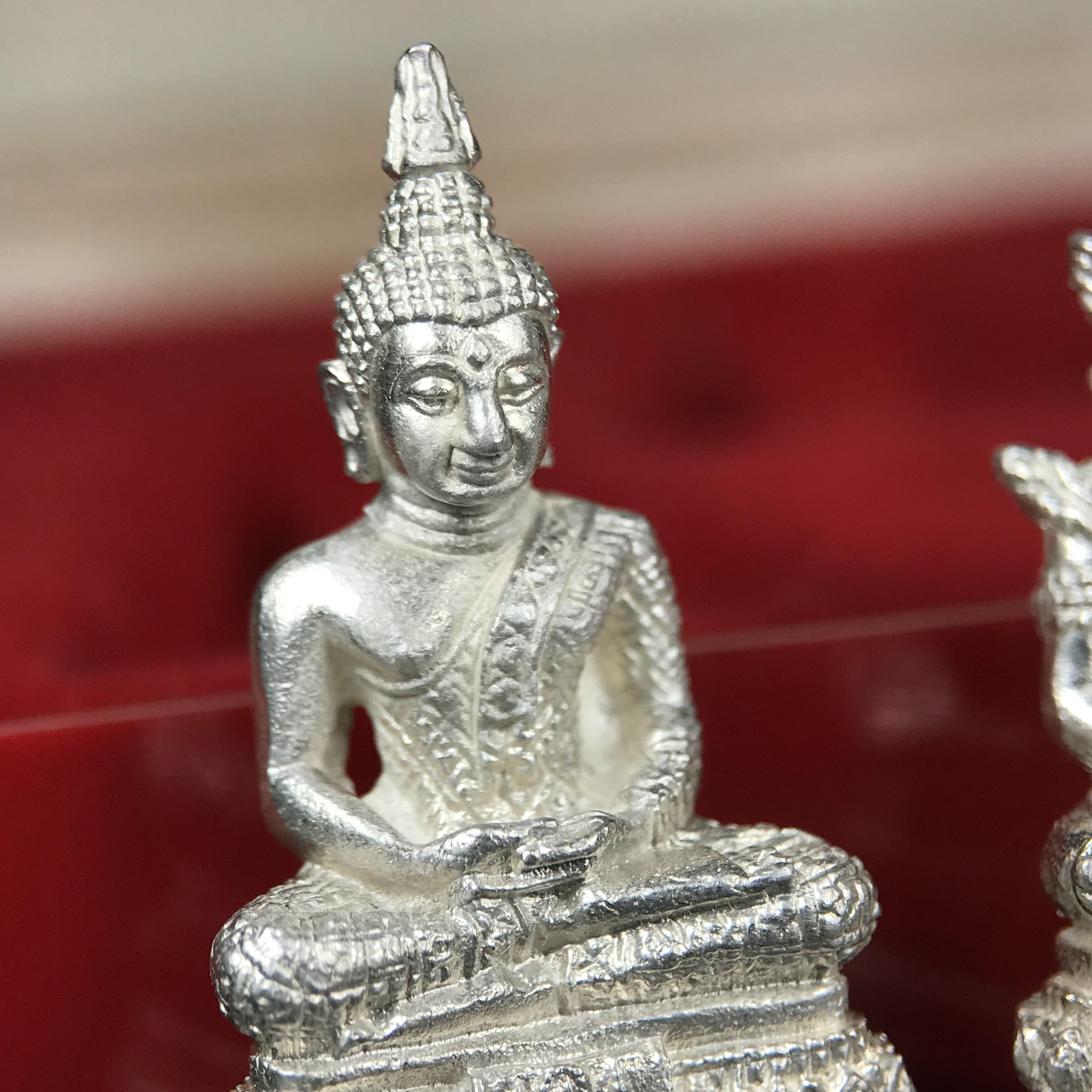 พระแก้วมรกต รุ่นเทิดพระเกียรติ พิธีมหาพุทธาภิเษก ณ.วัดพระศรีรัตนศาสดาราม(วัดพระแก้ว) วันเสาร์ที่ 26 เม .ย. 2540 (พิธีใหญ่เสาร์ห้า) ชุด 3 ฤดู (1 ชุด 3 องค์)เนื้อเงินครบชุดพร้อมกล่องบรรจุเดิม***เนื้อเงินหายากพบเจอน้อย***(หลวงพ่อ รวย เพิ่ม พูน ร่วมเสก)