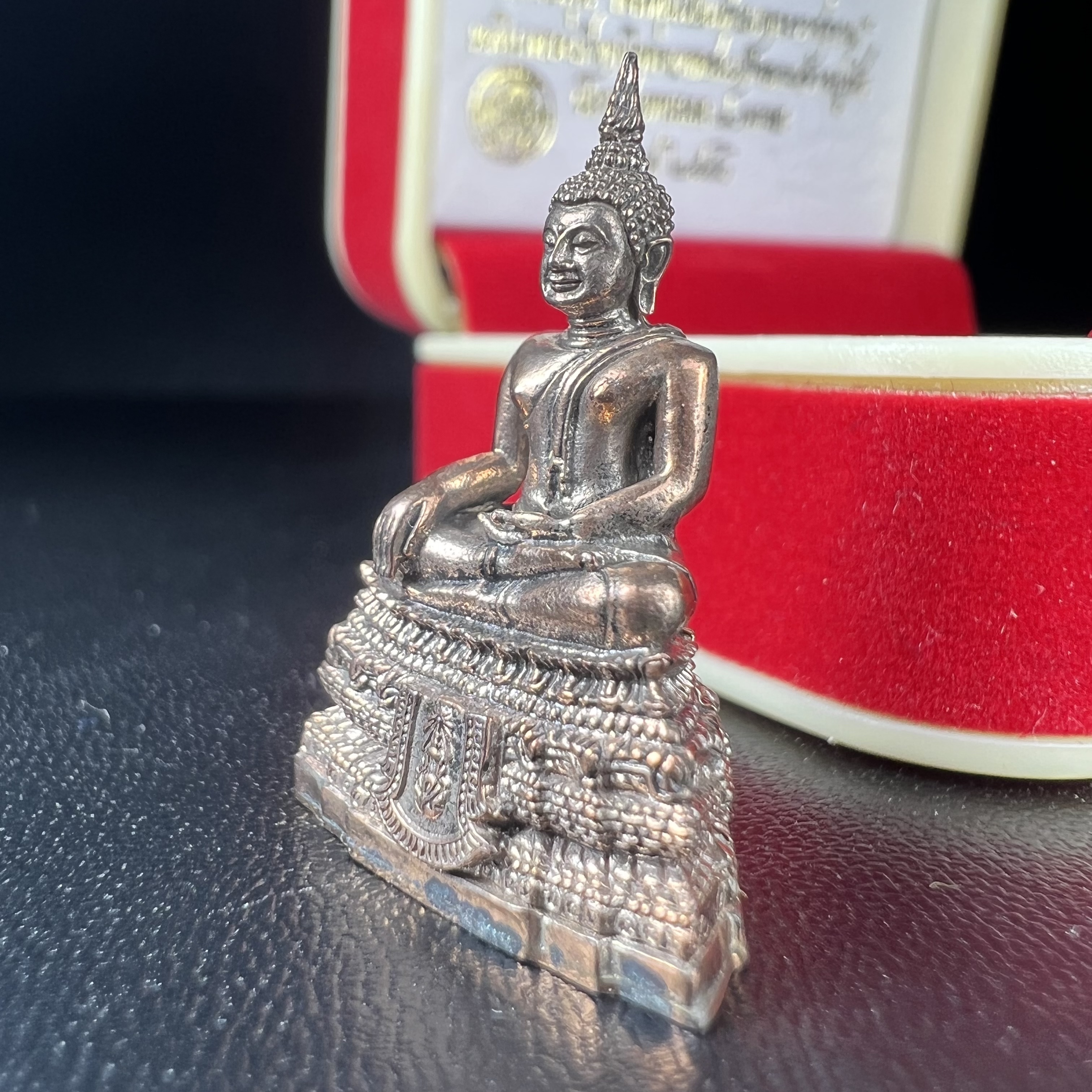 พระกริ่งพระพุทธชินสีห์ ภปร. (รุ่น2) เนื้อนวโลหะ กองทุนฟันเทียมพระราชทาน ในวโรกาสมหามงคล 80 พรรษา ปี 2550 (1 ใน 6499 องค์)