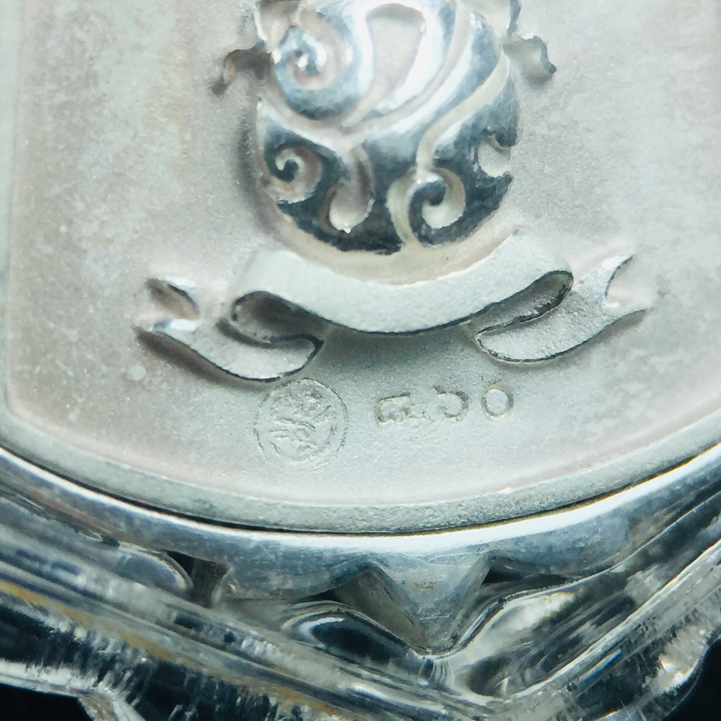 พระแก้วมรกต ภปร. ปี2547 จัดสร้างโดย รพ.ภูมิพลฯ เนื้อเงิน เหรียญทรงซุ้ม งดงามทรงคุณค่าอีกหนึ่งรุ่นยอดนิยม หายาก(1ใน3000องค์)