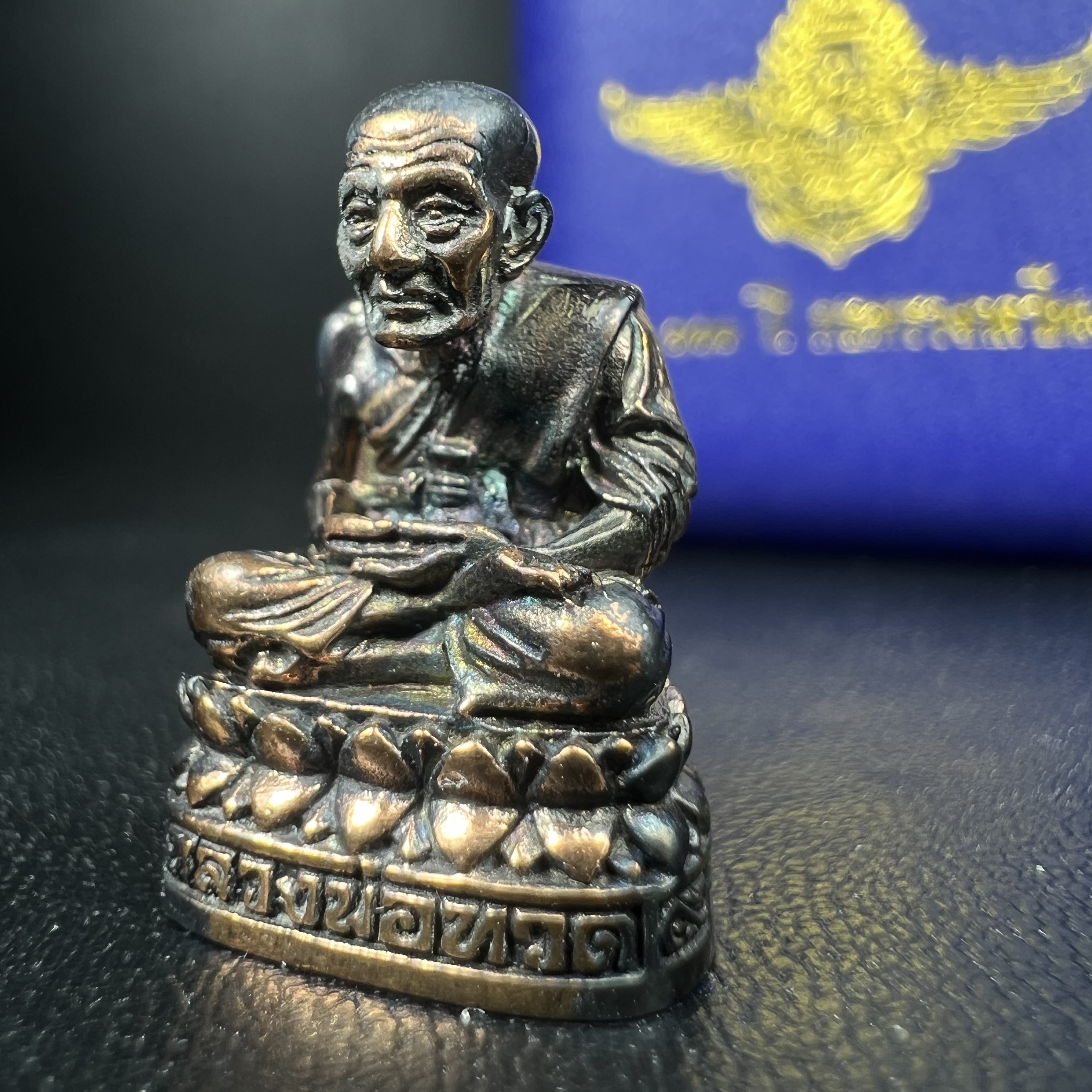 รูปเหมือนหล่อลอยองค์หลวงปู่ทวด รุ่น 111ปี กระทรวงกลาโหม เนื้อนวโลหะรมดำ-ปัดเงา ปี2540 พิธีใหญ่ เข้มขลัง นิยม พร้อมกล่องบรรจุเดิม(คัดสภาพสวยผิวเทพๆผิวรุ้งๆ)ทั้งพิธีทั้งพุทธศิลป์ทรงคุณค่าอีกหนึ่งรุ่นยอดนิยม