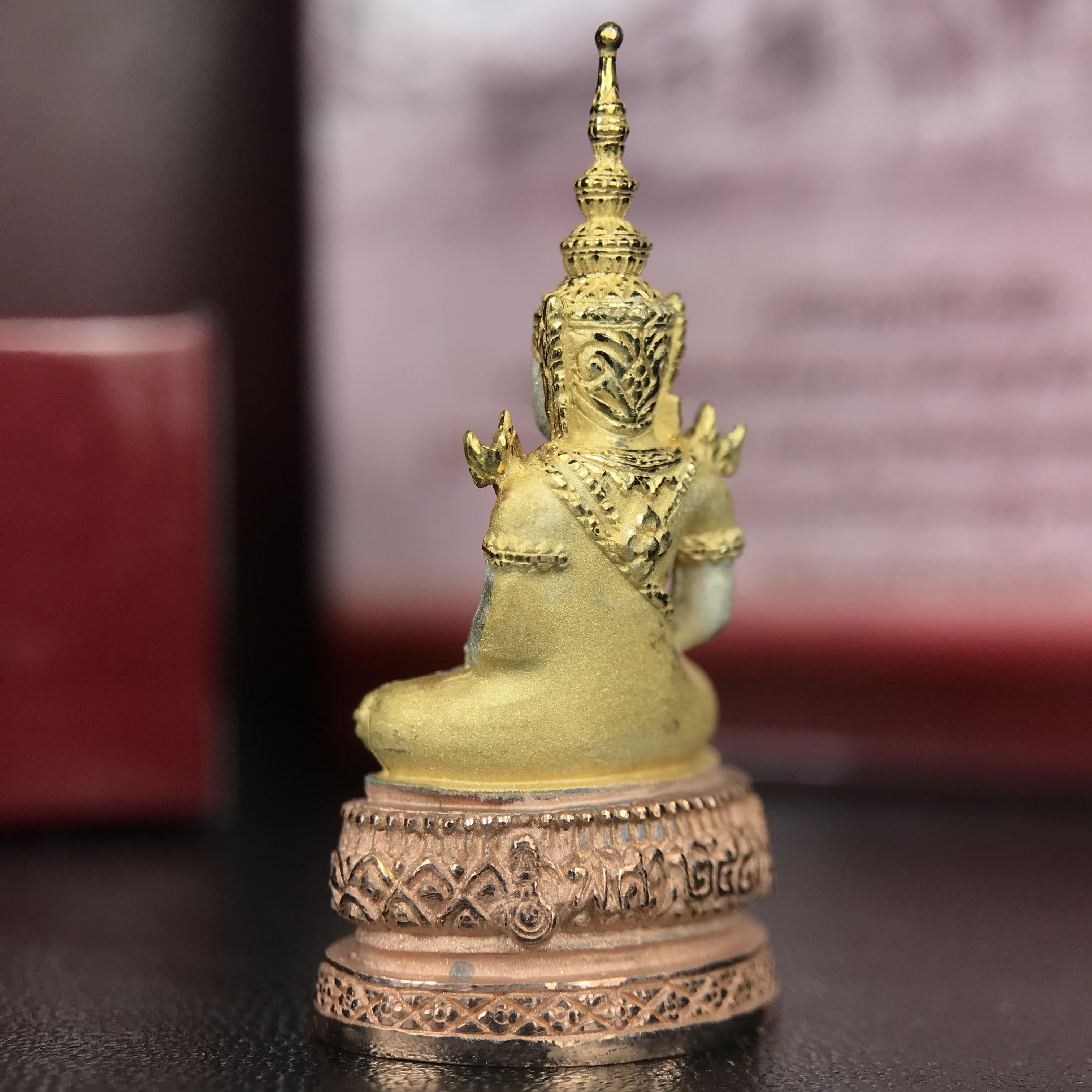 พระแก้วมรกต ภปร.(รุ่นแรก) ปี2545 จัดสร้างในมหาวโรกาส พระบาทสมเด็จพระเจ้าอยู่หัวรัชกาลที่ 9 ครบรอบ 75 พรรษา และฉลองกรุงรัตนโกสินทร์ครบ 220 ปี พิมพ์ลอยองค์ใหญ่ เนื้อเงินบริสุทธิ์ 92.5%(สามกษัตริย์) ขนาด 19*35 มม. พร้อมกล่อง สวยครบสมบูรณ์(องค์หมายเลข ๒๐๐)