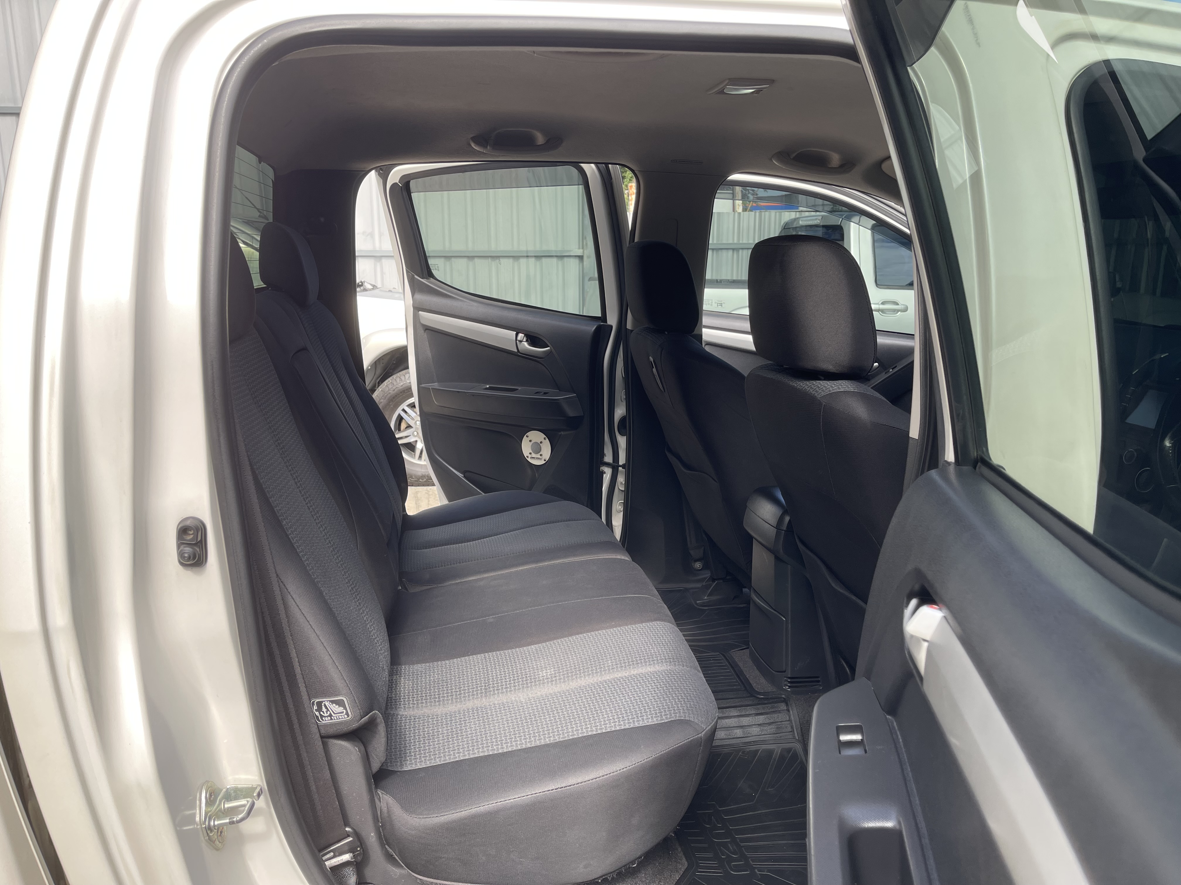 Isuzu Dmax All New 4ประตู Hilander 2.5 Vgs Z Dvd 2015 ขาวมุก