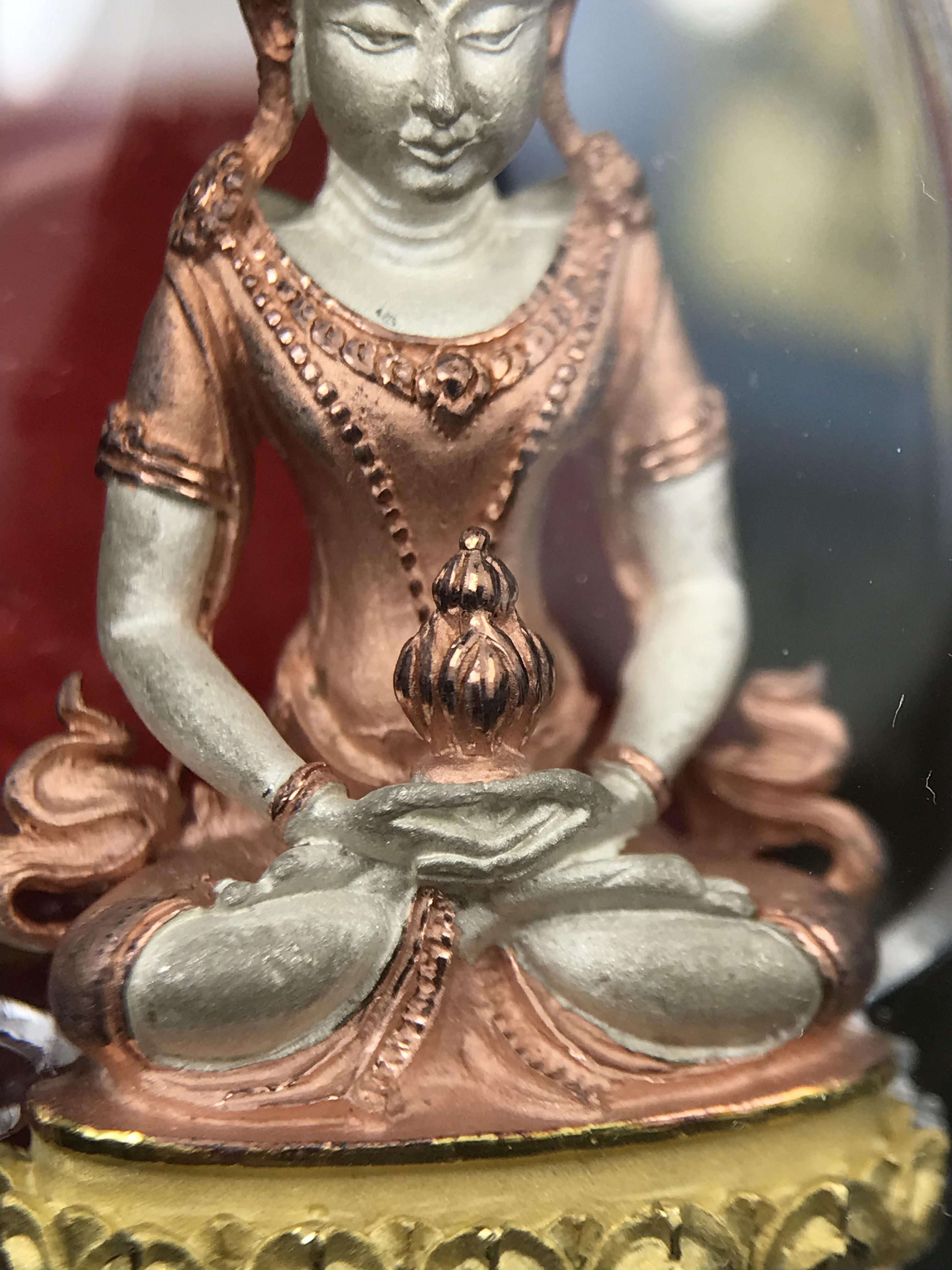 พระกริ่งอวโลกิเตศวร ( เจ้าแม่กวนอิม ) วัดโพธิ์แมนคุณาราม รุ่นอุดมโภคทรัพย์ พ.ศ.2539 เนื้อเงิน 3 กษัตริย์ พ่นทราย(ผิวเดิมสวย เลี่ยมกรอบกันน้ำพร้อมใช้บูชา) (พร้อมกล่องบรรจุการ์ดใบรับรองเดิมครบ) (อีกหนึ่งรุ่นยอดนิยม พุทธศิลป์สวยงดงาม)*ตอกโค๊ตและหมายเลข ๓๘๙๔*