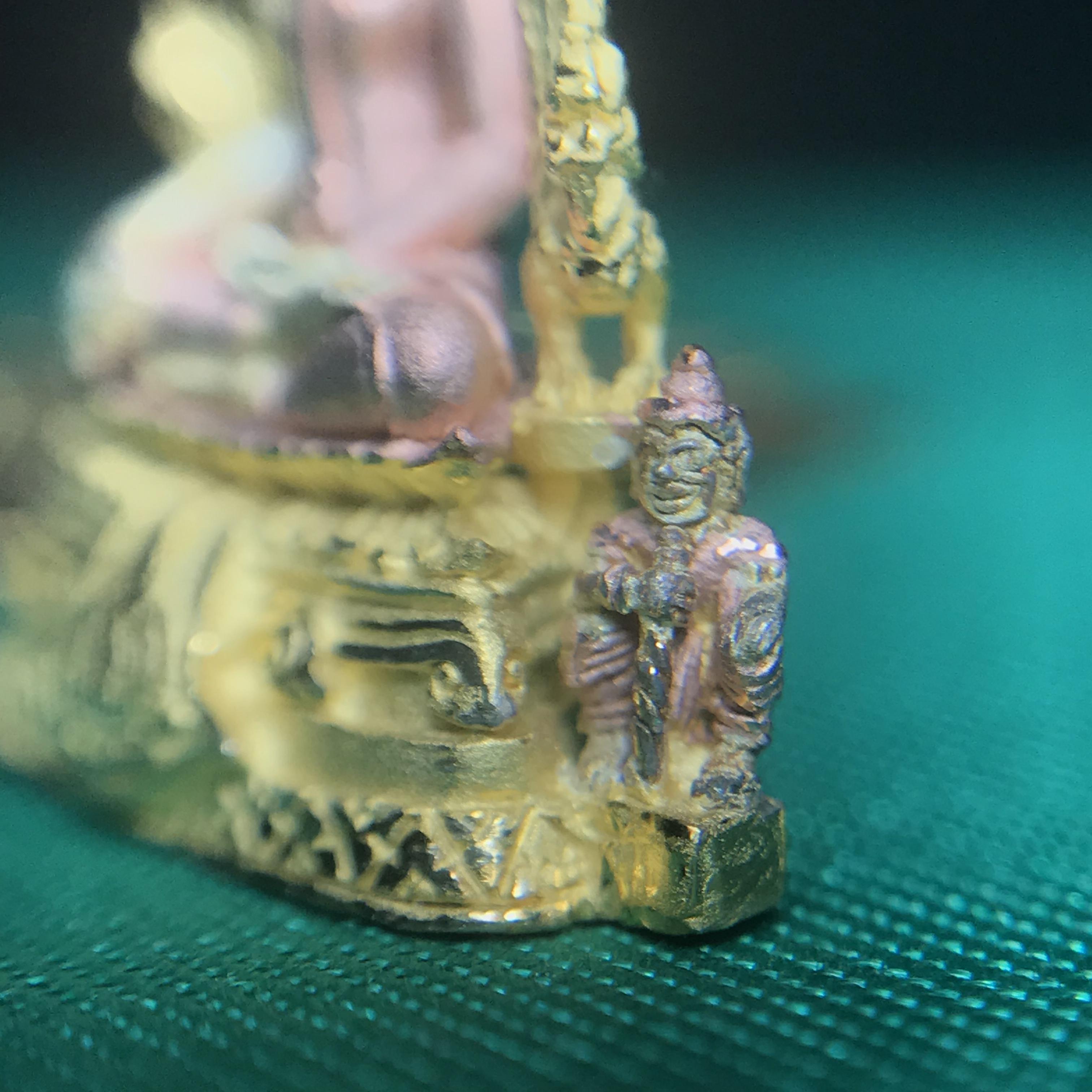 พระพุทธชินราช ภปร. ในวโรกาสพระราชพิธีมหามงคล เฉลิมพระชนมายุ6รอบ 5ธันวาคม2542) เนื้อเงินสามกษัตริย์ พิมพ์ขนาดกลาง พร้อมกล่องบรรจุ