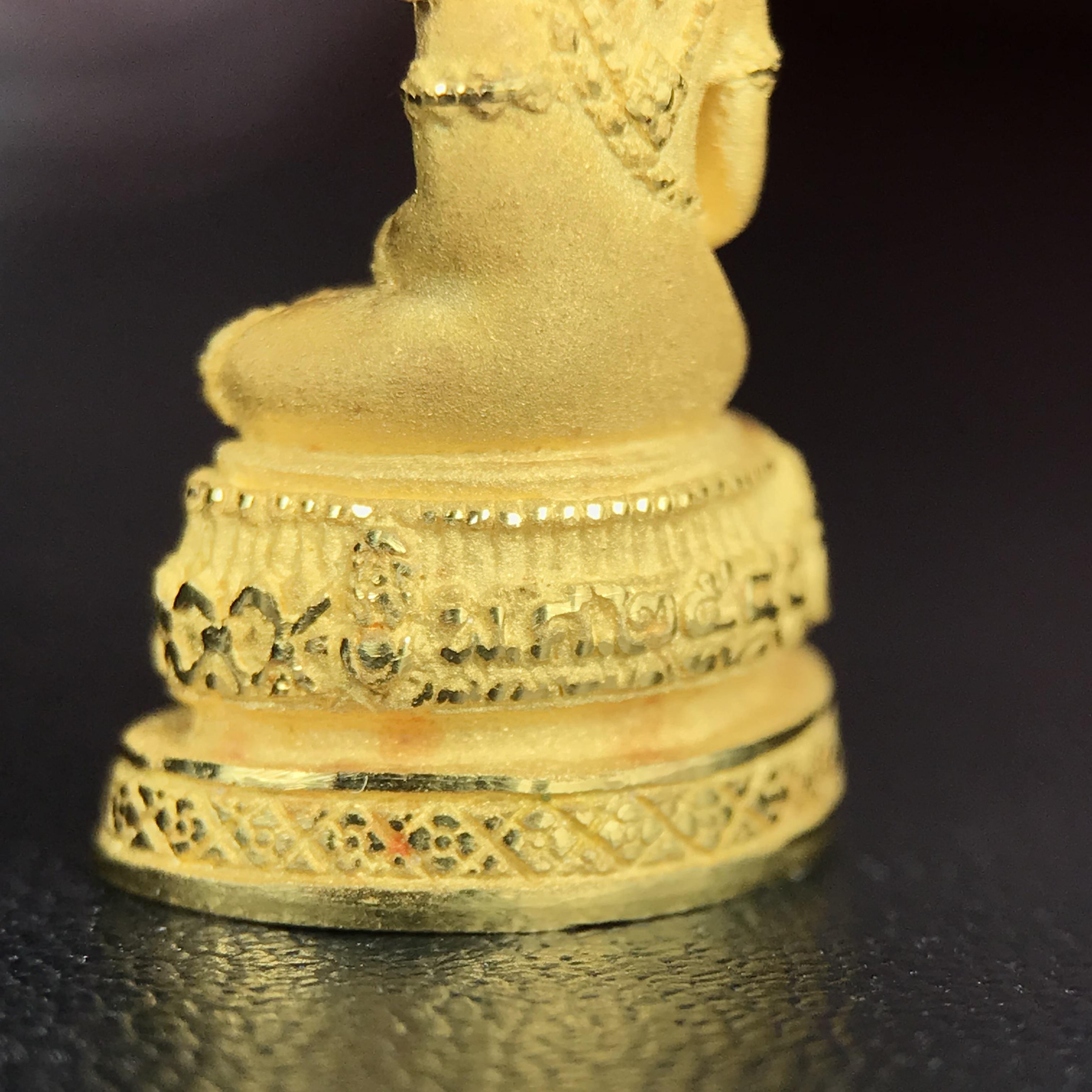 พระแก้วมรกต ภปร.(รุ่นแรก) ปี2545 จัดสร้างในมหาวโรกาส พระบาทสมเด็จพระเจ้าอยู่หัวรัชกาลที่ 9 ครบรอบ 75 พรรษา และฉลองกรุงรัตนโกสินทร์ครบ 220 ปี พิมพ์ลอยองค์เล็ก เนื้อทองคำบริสุทธิ์ 96.5%(6.5กรัม) ขนาด 10*19 มม. พร้อมกล่องเดิมสวยครบสมบูรณ์(1ใน2000องค์)หายาก