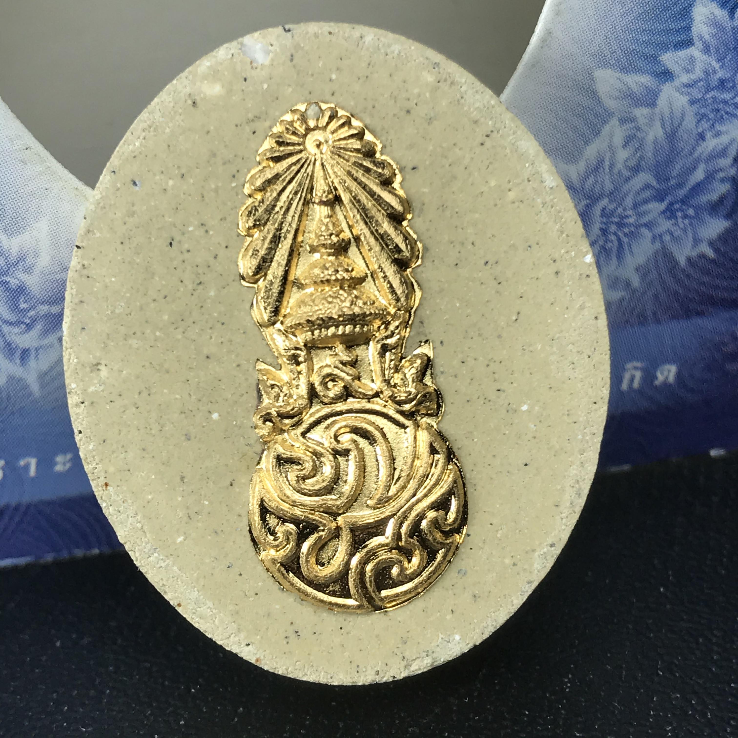 รูปหล่อพระบาทสมเด็จพระเจ้าอยู่หัว(ทรงงาน) ภปร. โครงการ เพราะแผ่นดินนี้คือแผ่นดินเกิด ปี2551 เนื้อผง ด้านหน้าปิดทอง หลัง ภ.ป.ร. ปิดทอง (มวลสารพระราชทานเส้นพระเจ้า (เส้นผม) ของพระบาทสมเด็จพระเจ้าอยู่หัวรัชกาลที่9