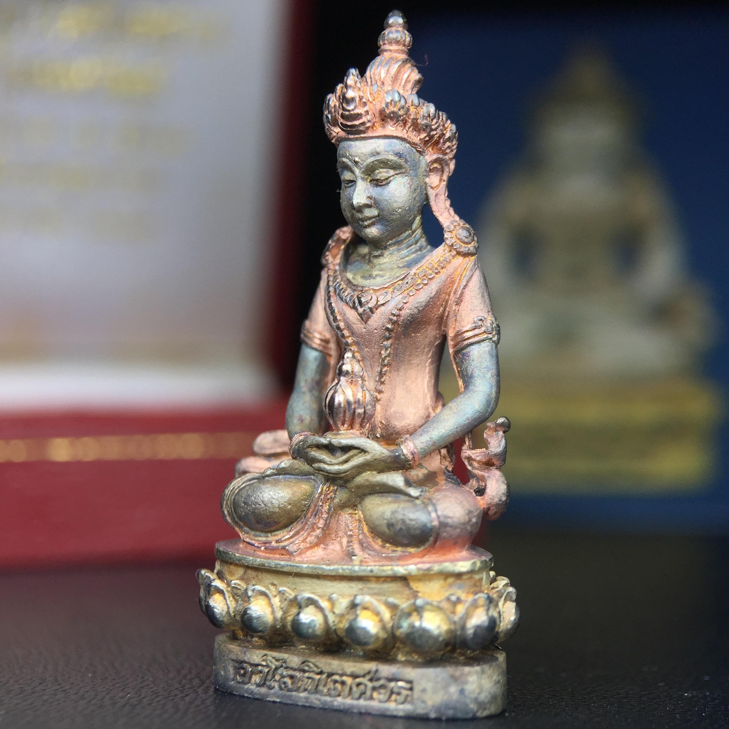 พระกริ่งอวโลกิเตศวร ( เจ้าแม่กวนอิม ) วัดโพธิ์แมนคุณาราม รุ่นอุดมโภคทรัพย์ พ.ศ.2539 เนื้อเงิน 3 กษัตริย์ พ่นทราย(ผิวเดิม ขึ้นสีรุ้งธรรมชาติ แบบนิยม เสน่ห์ของพระเนื้อเงิน) (พร้อมกล่องบรรจุการ์ดใบรับรองเดิมครบ) (อีกหนึ่งรุ่นยอดนิยม พุทธศิลป์สวยงดงาม)