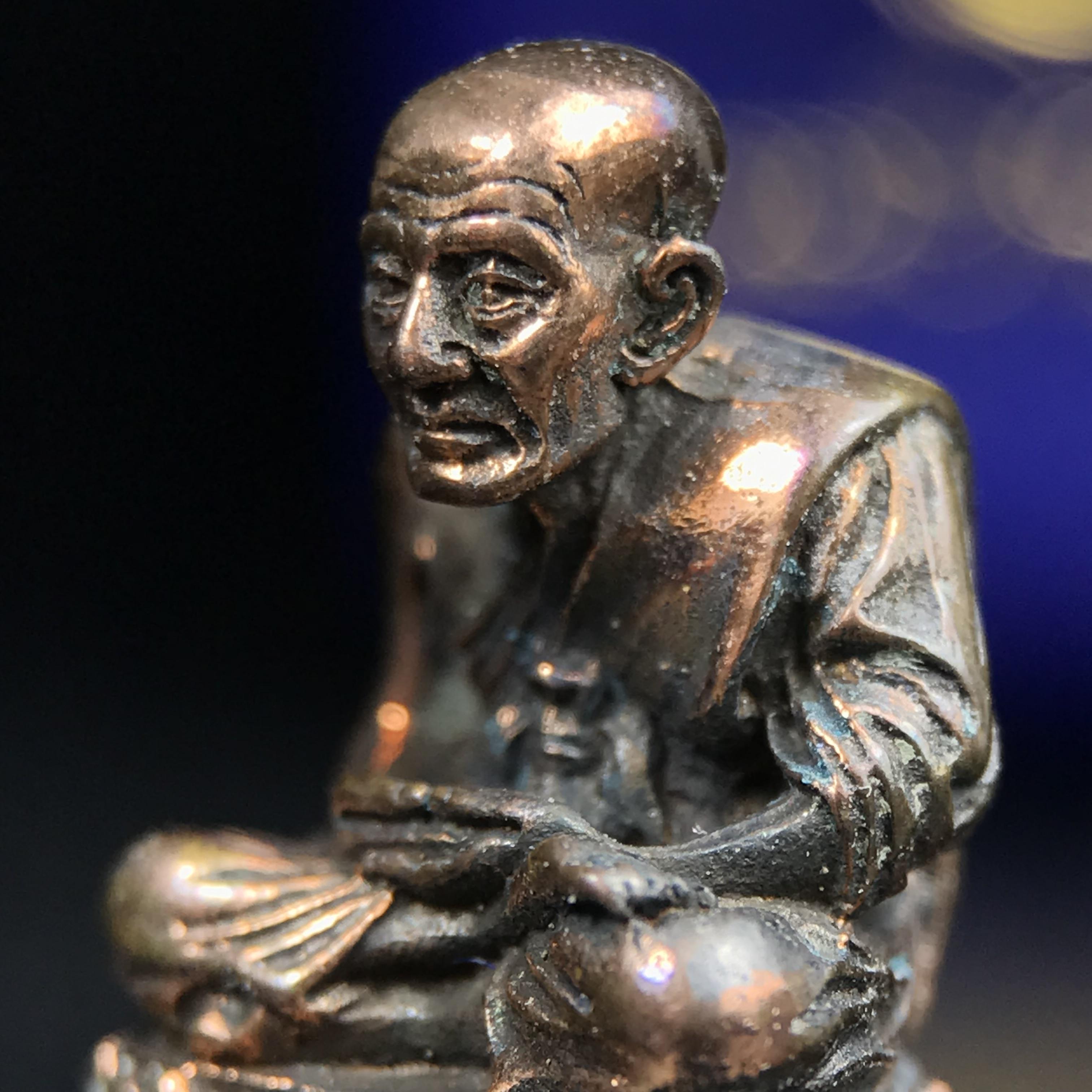 รูปเหมือนหล่อลอยองค์หลวงปู่ทวด รุ่น 111ปี กระทรวงกลาโหม เนื้อนวโลหะรมดำ-ปัดเงา ปี2540 พิธีใหญ่ เข้มขลัง นิยม พร้อมกล่องบรรจุเดิม(คัดสภาพสวยผิวเทพๆผิวรุ้งๆ)ทั้งพิธีทั้งพุทธศิลป์ทรงคุณค่าอีกหนึ่งรุ่นยอดนิยม