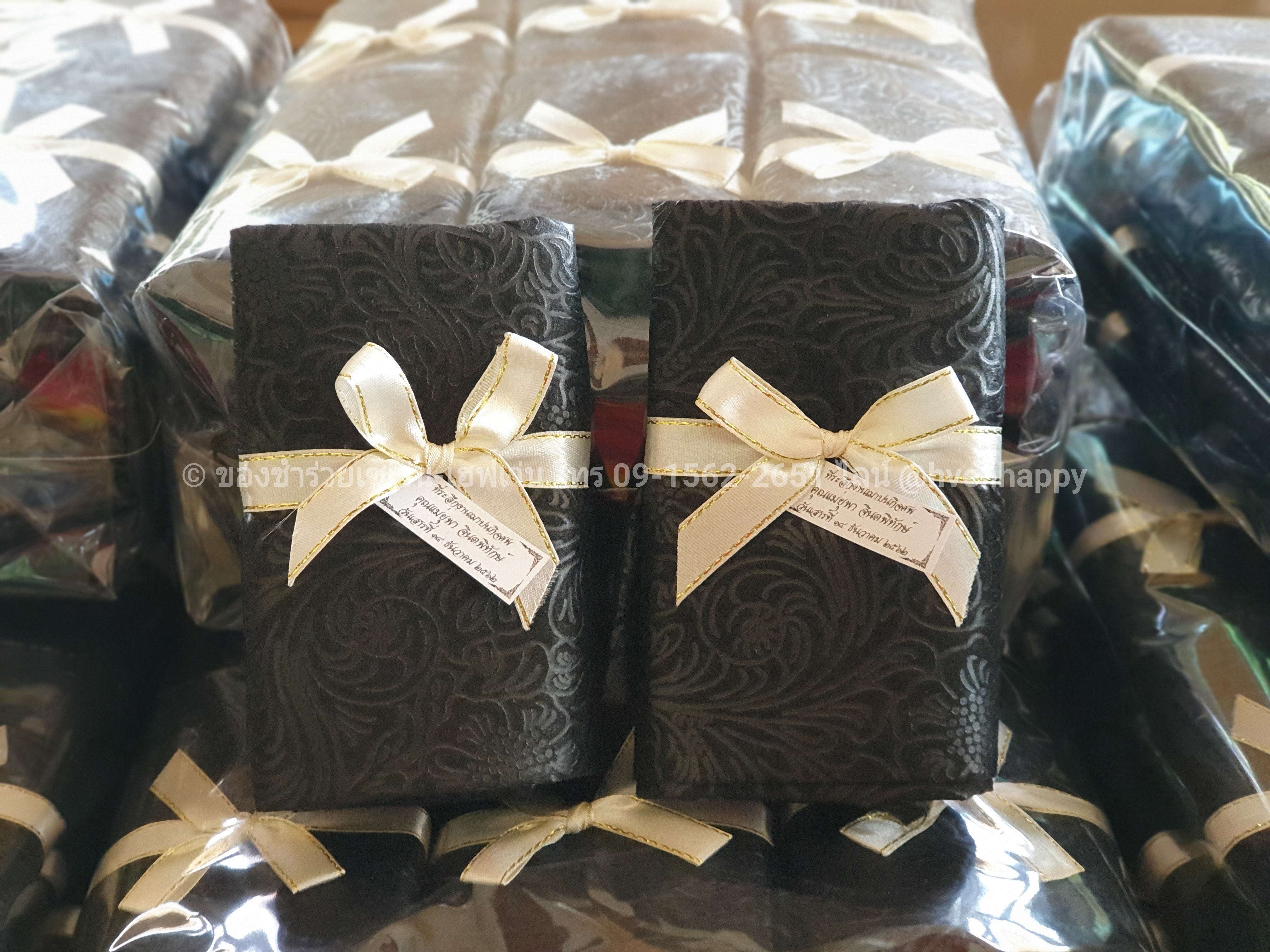 ของชำร่วยงานศพ กระเป๋าผ้าสปันบอนด์สีดำ อัดลายดอกไม้ในตัว