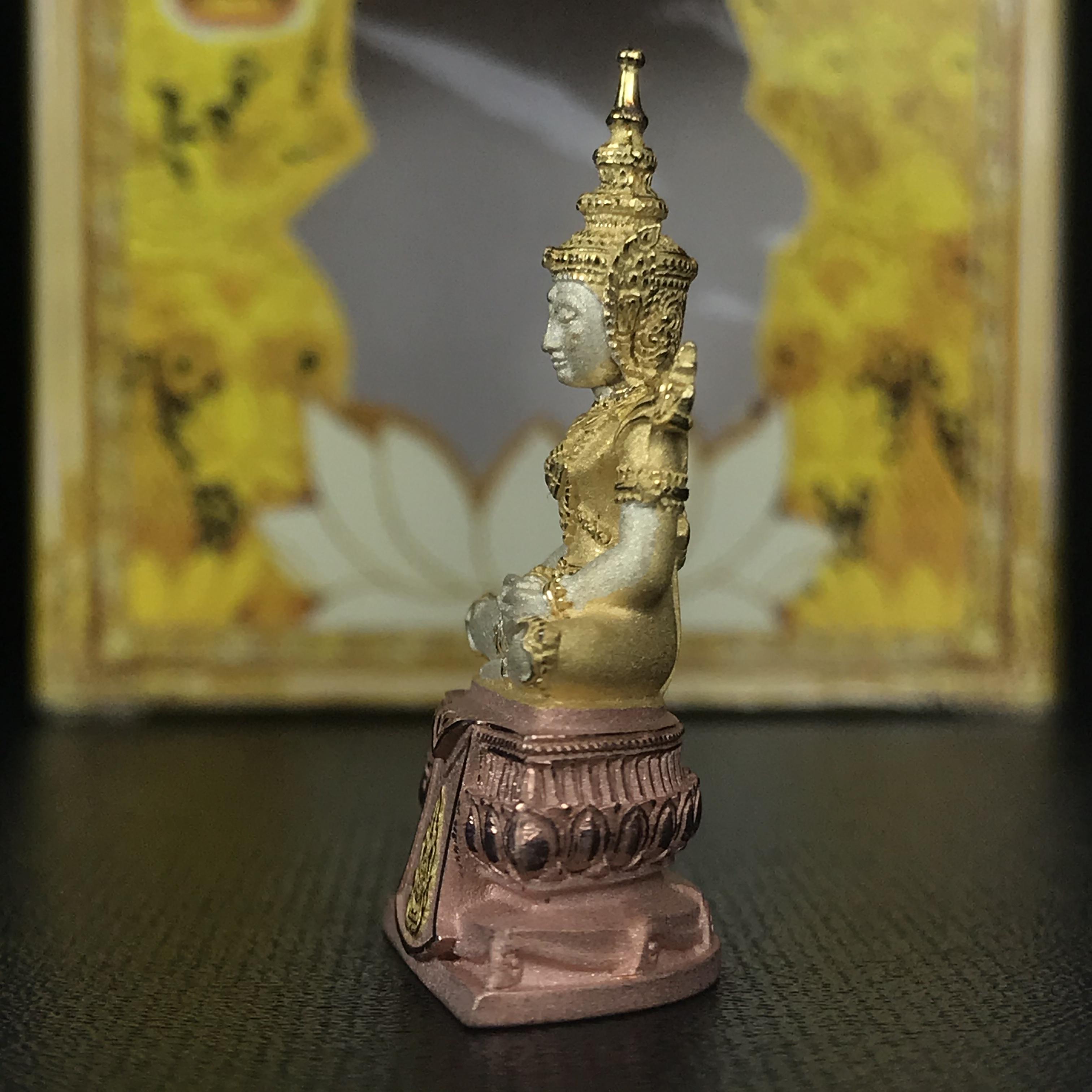 พระแก้วมรกต(จำลอง)ลอยองค์ ขนาดหน้าตัก 1/2 นิ้ว ทรงเครื่องฤดูร้อน เนื้อเงินสามกษัตริย์ ตราสัญลักษณ์ฉลองสิริราชสมบัติ ครบ 60 ปี พ.ศ.2549(สภาพสวย ครบ สมบูรณ์))