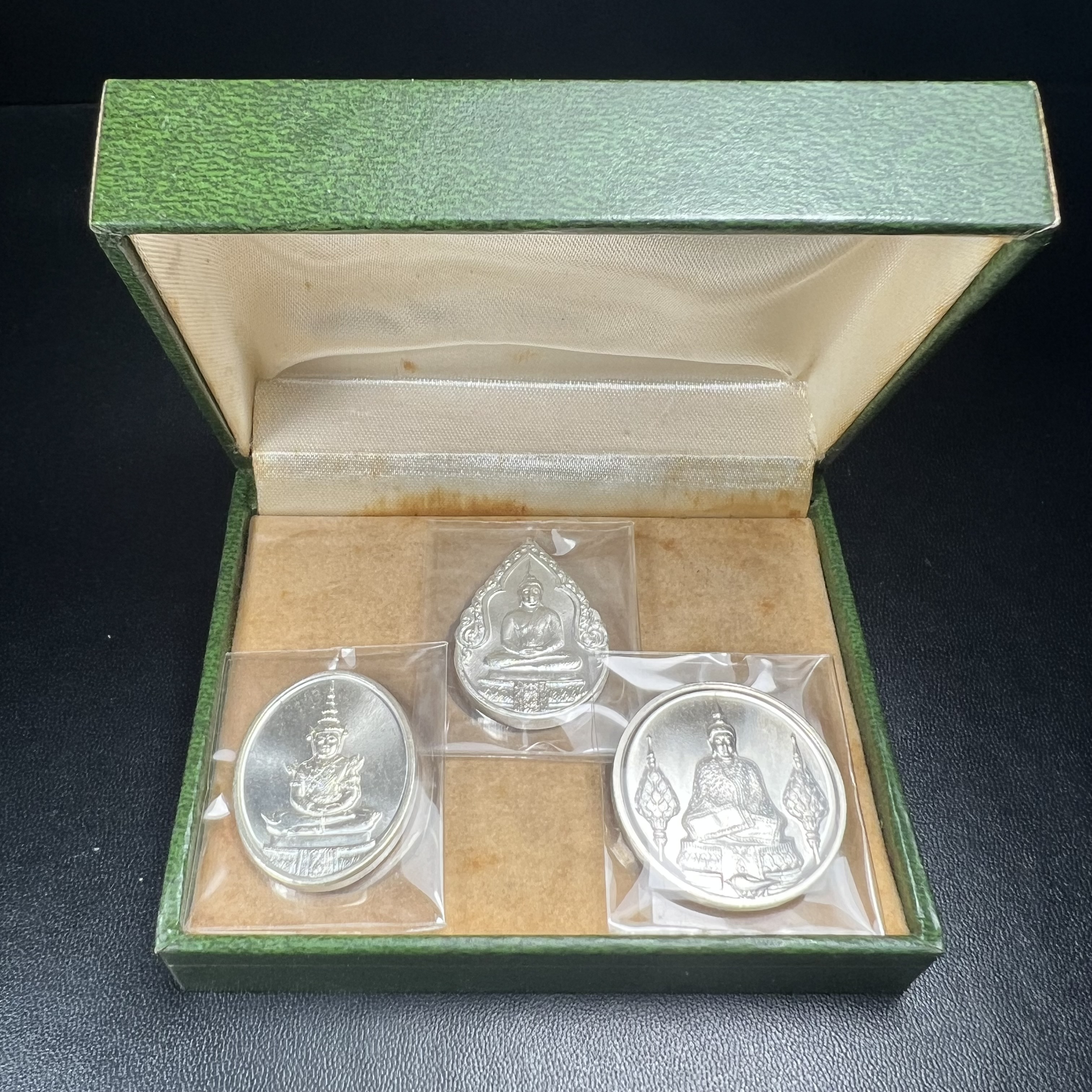 เหรียญพระแก้วมรกตหลัง ภปร. ฉลองกรุงรัตนโกสินทร์ครบ 200 ปี พ.ศ.2525 เนื้อเงินกล่องบรรจุเดิมครบ3พิมพ์(บล็อกพระราชศรัธา)(ในหลวงรัชกาลที่9 เสด็จในพิธี)พระคู่บ้านคู่เมือง...พระดี...พิธีใหญ่