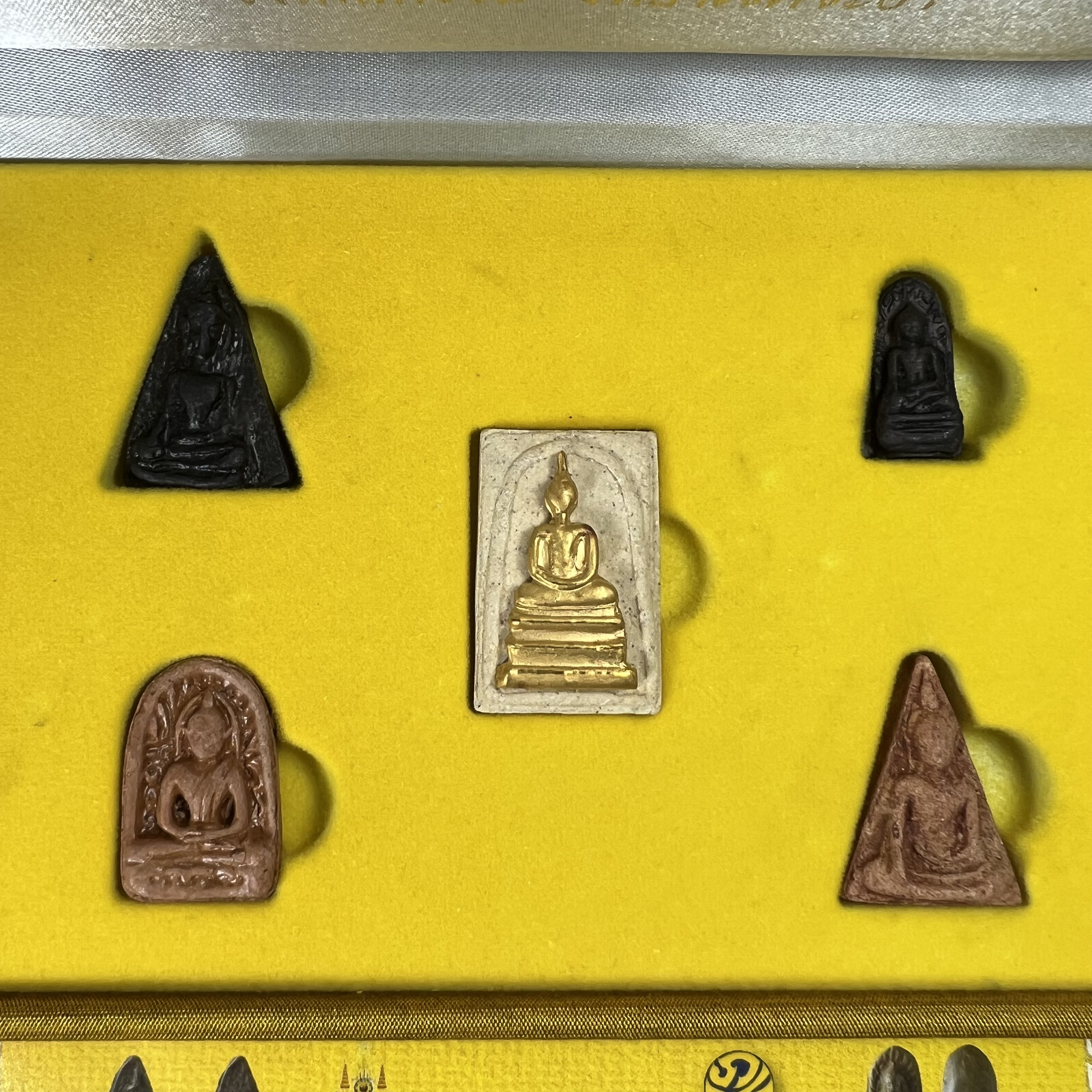 ชุดเบญจภาคี ภ.ป.ร. เฉลิมพระเกียรติ ฉลองสิริราชสมบัติครบ 60 ปี ชุดพิเศษกรรมการ(ชุดหน้าทองคำ)หายาก พิธีมหาพุทธาภิเษก ในวันที่ 29 พ.ย.2549 ณ วัดพระศรีรัตนศาสดาราม กทม. ซึ่งมีพระราชาคณะและเกจิอาจารย์จากทั่วประเทศร่วมพิธี(พิธีใหญ่)1ใน 999 ชุด