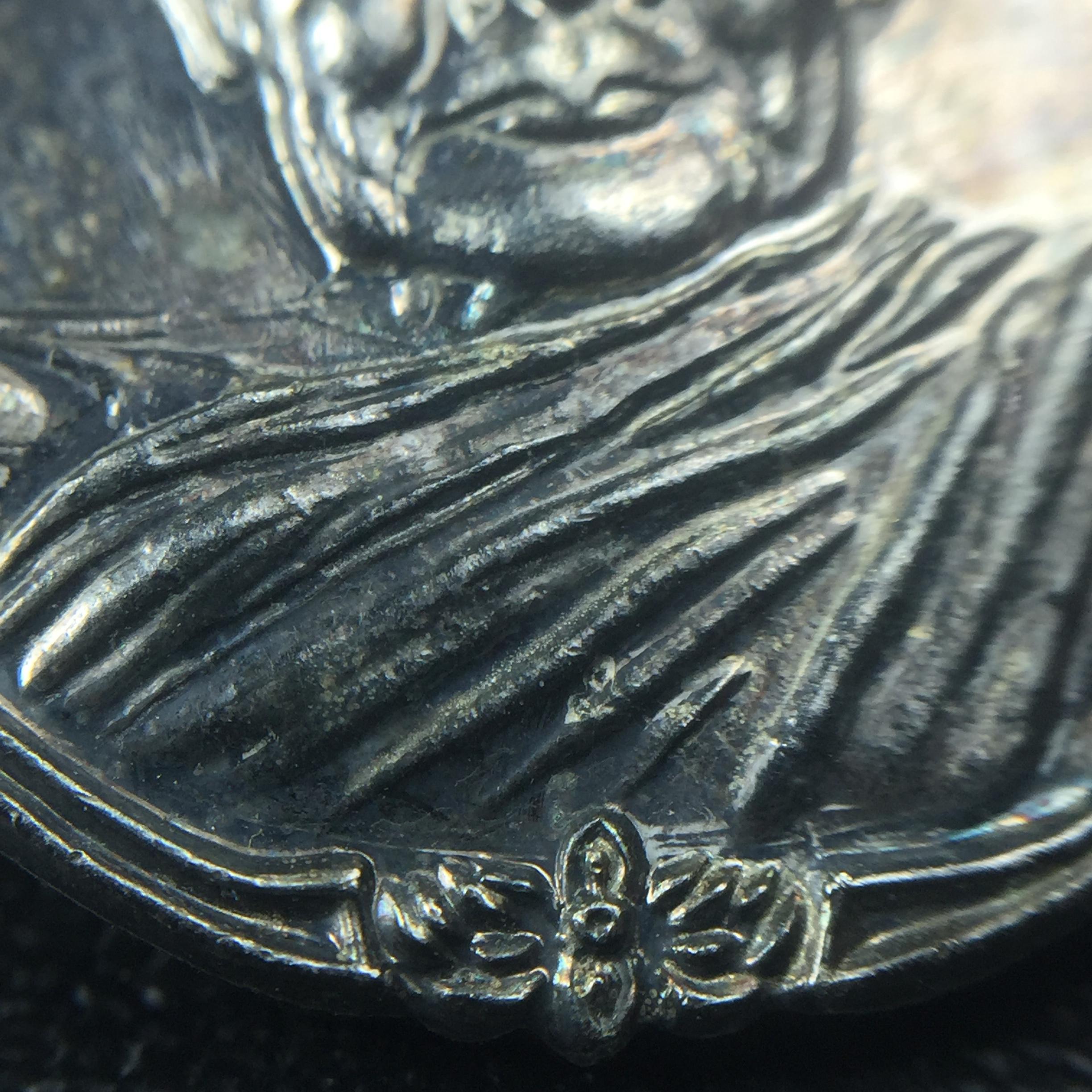 หลวงปู่แหวน วัดดอยแม่ปั๋ง รุ่นสร้างตึกโรงพยาบาล ปี 2521 หลัง ภปร.(ใหญ่) เนื้อกะไหล่เงิน(คัดสวยสภาพผิวเดิมสวยครบสมบูรณ์)