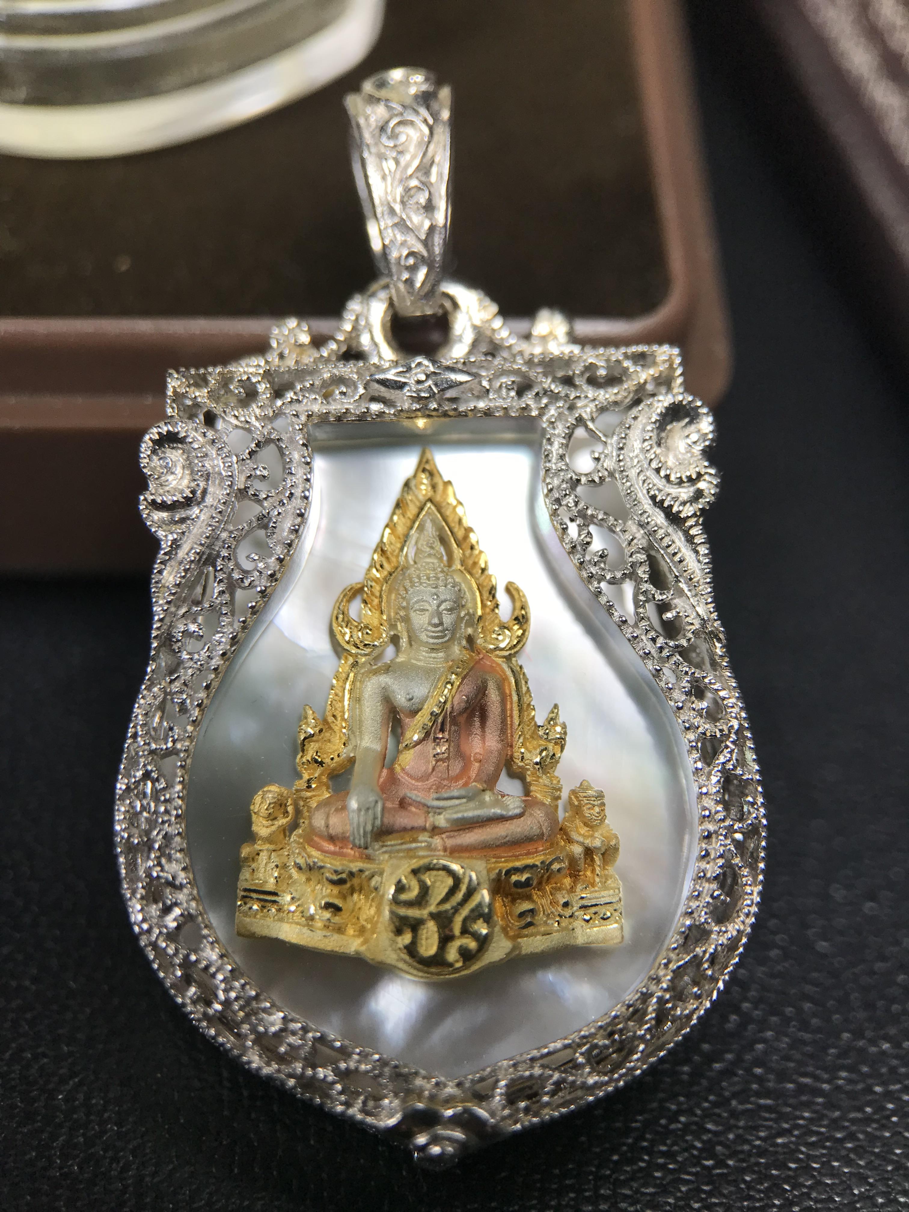 พระพุทธชินราช ภปร. โครงการ "เพราะแผ่นดินนี้ คือ แผ่นดินเกิด" ปี2548(รุ่นแรก) เหรียญทรงเสมา ขนาด 21 x 29 มม.เนื้อเงินสามกษัตริย์ องค์พระชุบสามกษัตริย์ ล้อมด้วยกรอบเงินชุบทองคำขาวสลักเสลาเป็นลวดลายละเอียดอ่อน ส่วนพื้นองค์พระเป็นเปลือกหอยมุขงดงาม