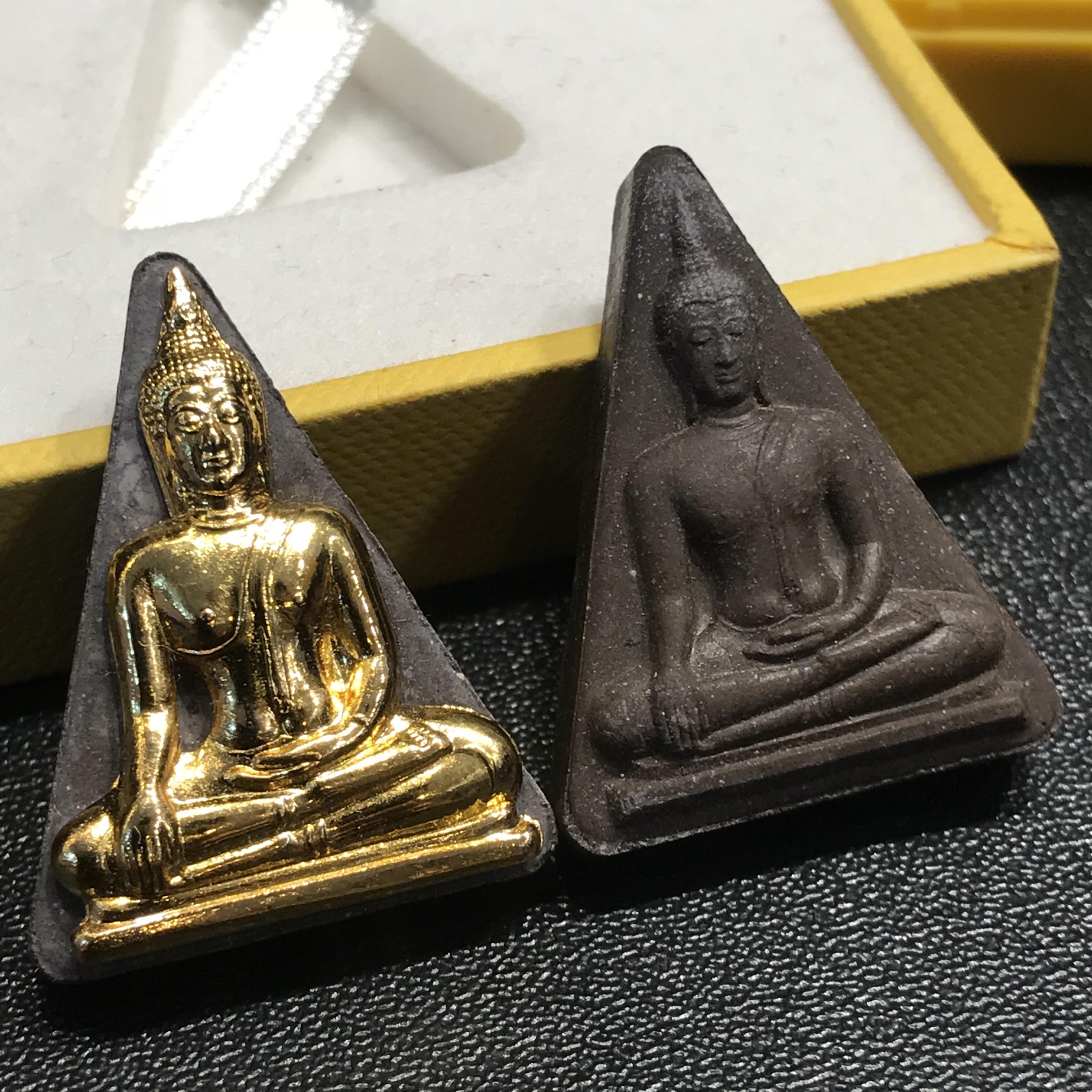 พระพุทธมหาสุวรรณปฏิมากร (หลวงพ่อทองคำ)ตราสัญลักษณ์ 80 พรรษารัชกาลที่9 วัดไตรมิตรวิทยาราม กรุงเทพฯ ปี2550(รวม2องค์)