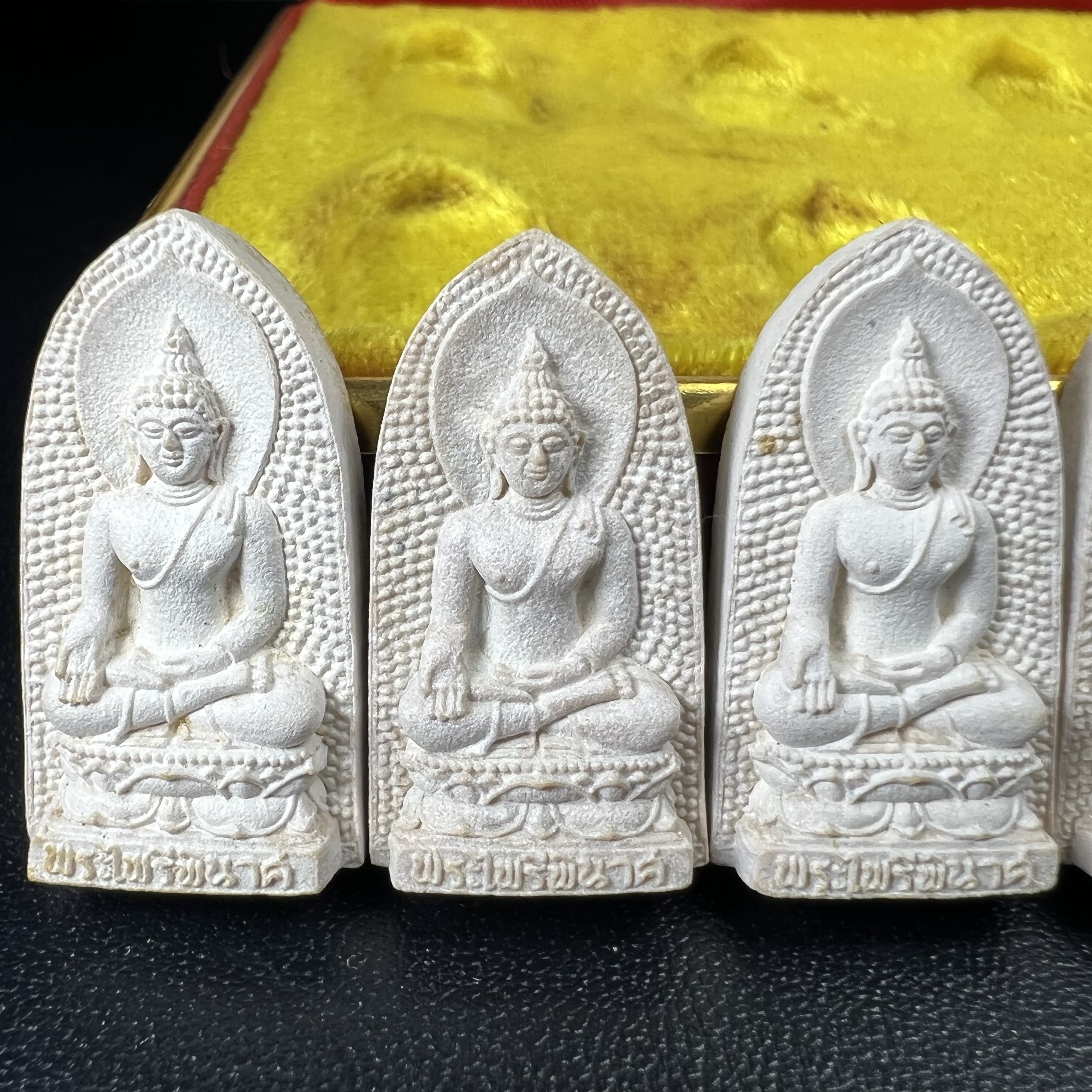 พระไพรีพินาศ ภปร. ครบ 5 รอบ ร.9 ปี 2530(เนื้อผงพิมพ์ใหญ่) ชุดกรรมการ บรรจุจำนวน 10 องค์ ในกล่อง ตราสัญลักษณ์ ภปร.(ในหลวงรัชกาลที่9เสด็จในพิธีเจิมพระสุหร่าย)พระดี พิธีใหญ่ ประกอบพิธีพุทธาภิเษกพร้อมกับพิธีพระกริ่งปวเรศ ปี2530 วัดบวรนิเวศวิหาร(1 ใน 15 ชุด)