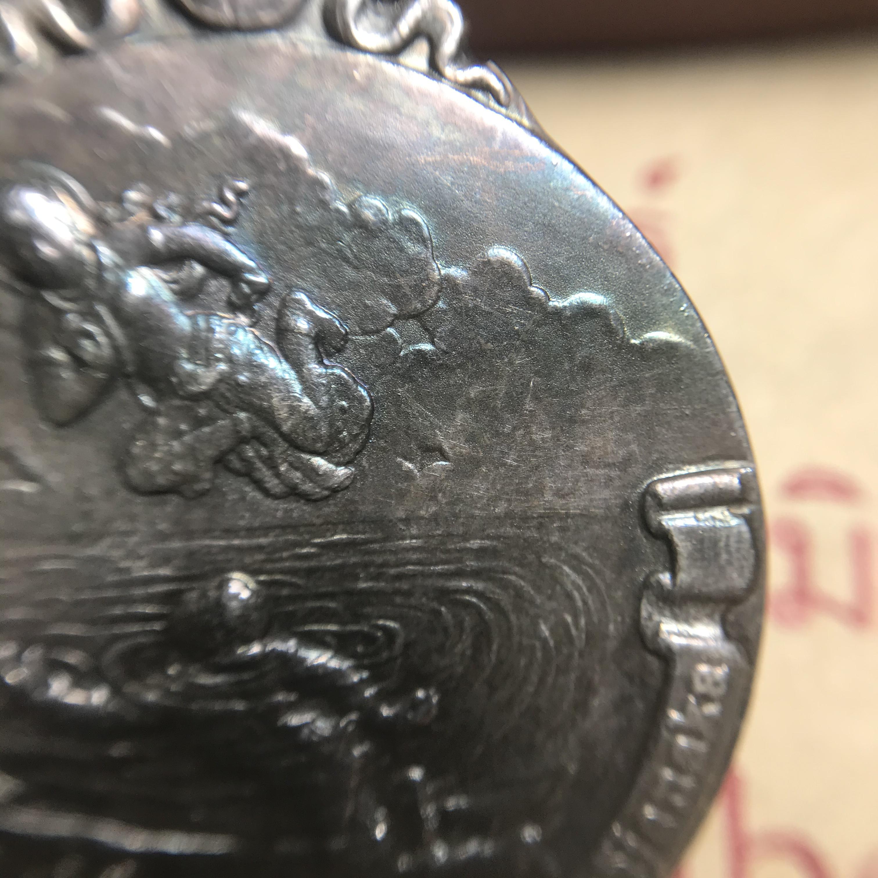 เหรียญพระมหาชนก ปี2539(รุ่นแรก) เนื้อเงิน พิมพ์ใหญ่บล็อกนิยม(ปอ ขาด) ผิวเดิมสีรุ้งธรรมชาติแบบนิยม พร้อมหนังสือสภาพสวยครบชุด(ในหลวงเสด็จเป็นประธานในพิธี)