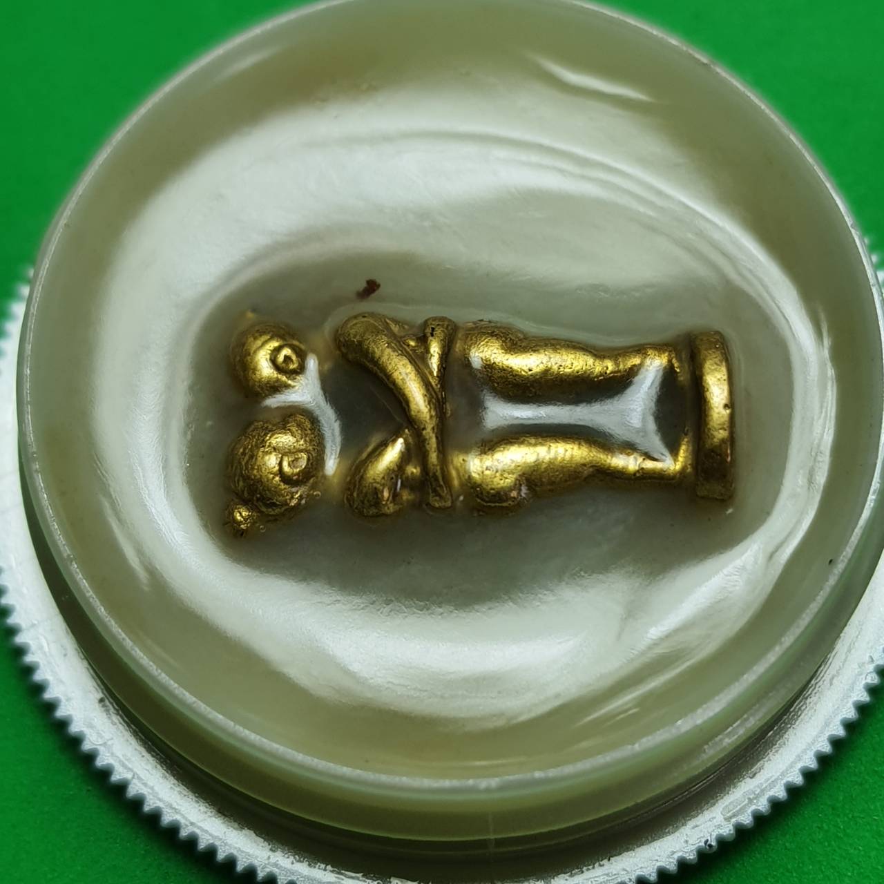 ของเสน่ห์ สีผึ้งอิ่นยืนกอดกัน สีผึ้งมหาเสน่ห์ สีผึ้งแท้ ทาปาก อิ่น อิ่นคู่รัก อิ่นรัก สีผึ้งทาปาก