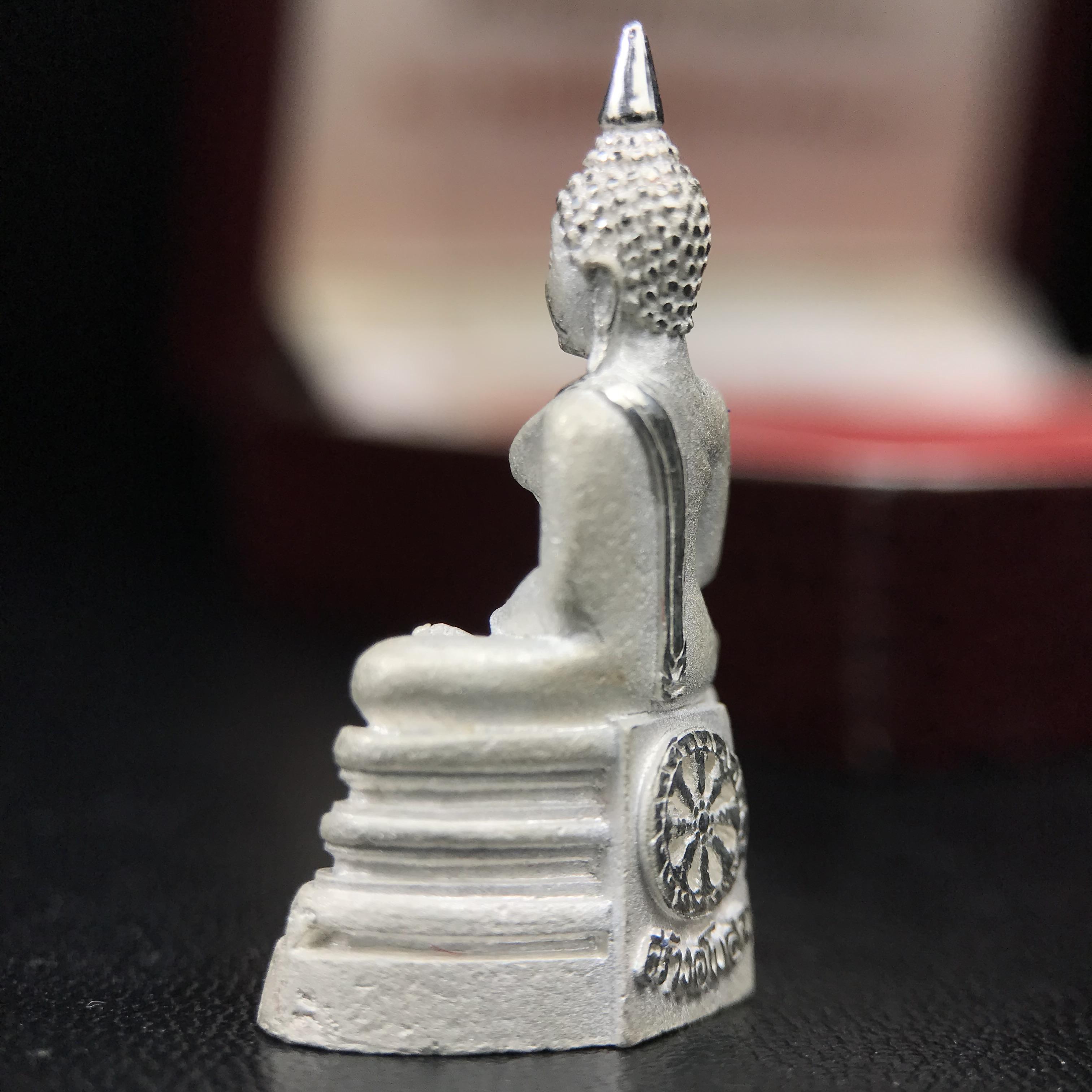 พระพุทธโสธร(หลวงพ่อโสธร) รุ่นสร้างอุโบสถ ปี2539 เนื้อเงินทรายนวลขัดเงาบางส่วน ลอยองค์พิมพ์ใหญ่ สภาพสวยกล่องบรรจุเดิมครบสมบูรณ์(งานแพรนด้า จิวเวลรี่)สวยงดงาม