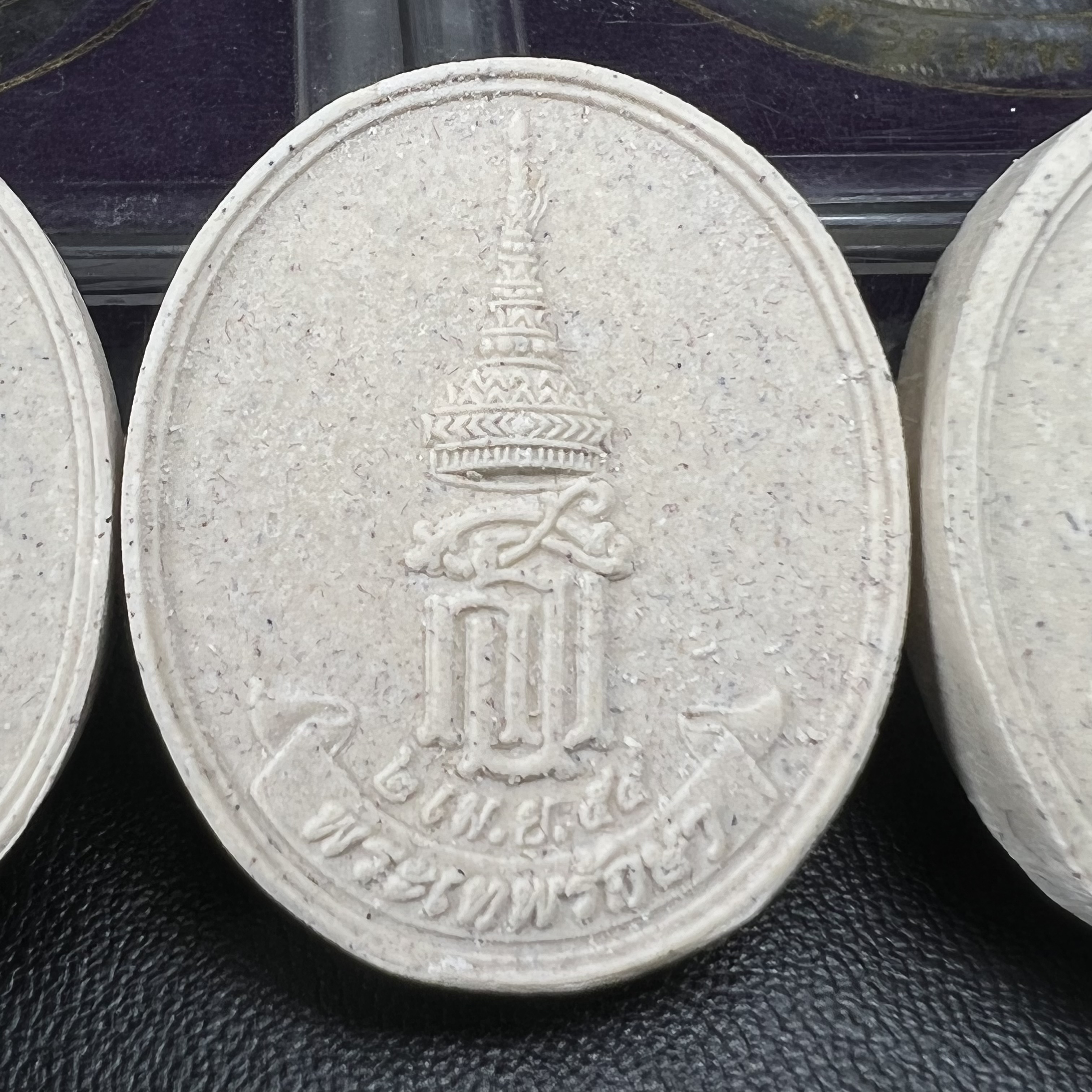 พระเบญจพุทธปาฏิหาริย์ สธ. รุ่น “พระเทพรักษา” ปี 2554 ชุดเนื้อผง ขนาด 2.5 ซม.(ครบชุด 5 องค์) พร้อมกล่องบรรจุเดิมครบสมบูรณ์(พิธีใหญ่ มหาพุทธาภิเษก 5 วัด 5 พิธี)