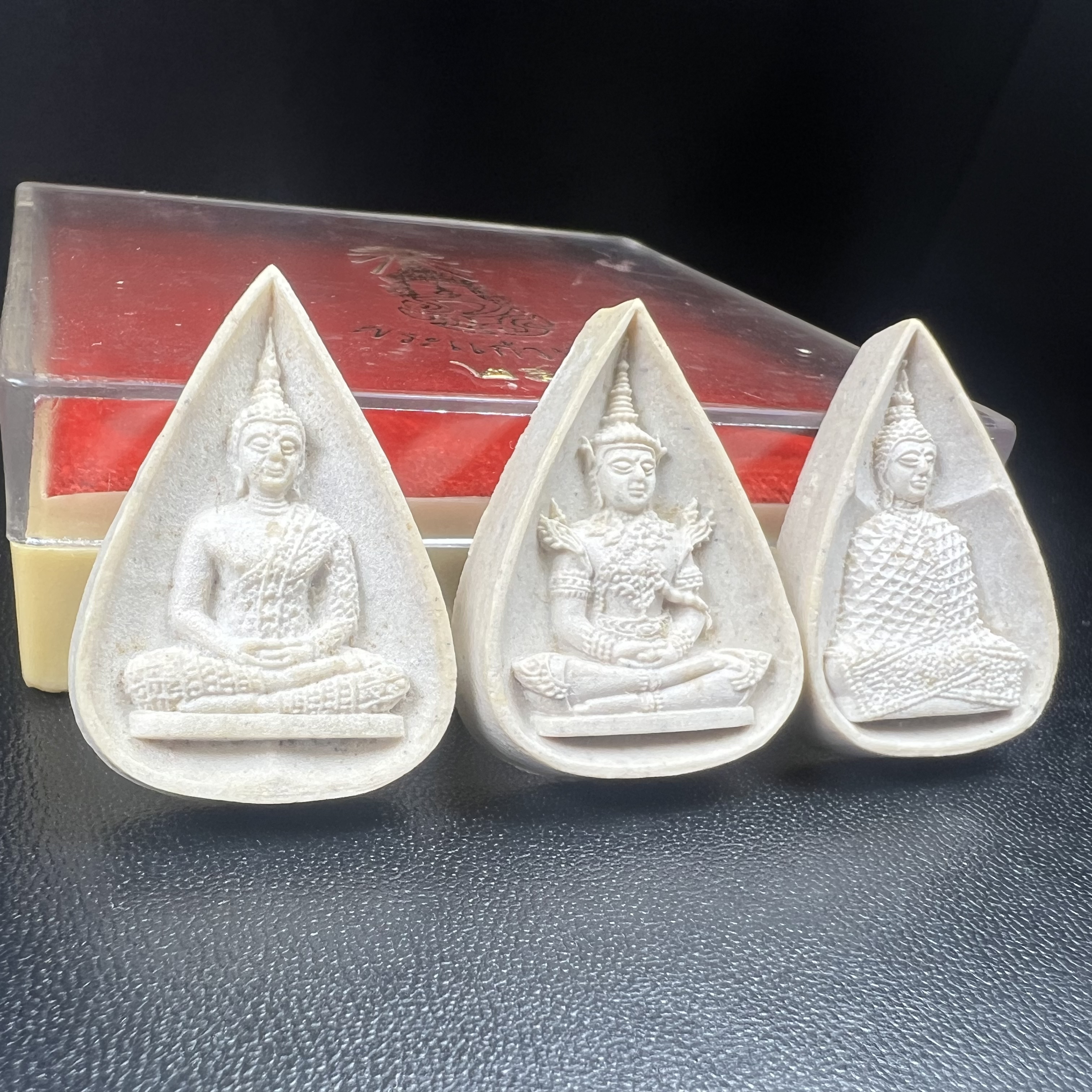 พระแก้วมรกต หลัง ภปร. เนื้อผง ปี2530 พระดี พิธีใหญ่ ประกอบพิธีพุทธาภิเษกพร้อมกับพิธีพระกริ่งปวเรศ ปี2530 วัดบวรนิเวศและวัดพระแก้ว(ครบชุดสามฤดูกล่องเดิมครบ)หายาก