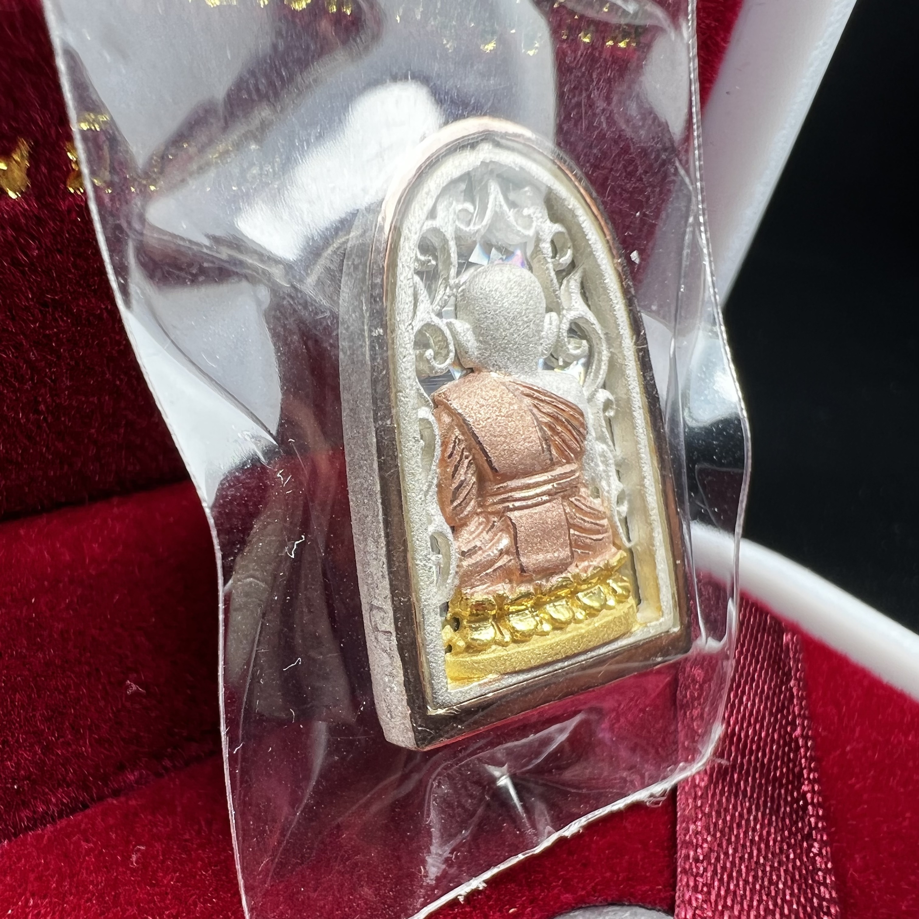 เหรียญหลวงพ่อทวด รุ่น มงคลบารมี วัดประสาทบุญญาวาส ปี 2545 เนื้อเงินสามกษัตริย์ พิมพ์ทรงพระรอด(ขนาด 2.2*1.5 ซม.)ฉลุลายฉากพื้นหลังสามมิติเปลือกหอยมุกสวยงาม ตอกโค๊ต ก(กรรมการ)พร้อมกล่องบรรจุเดิม