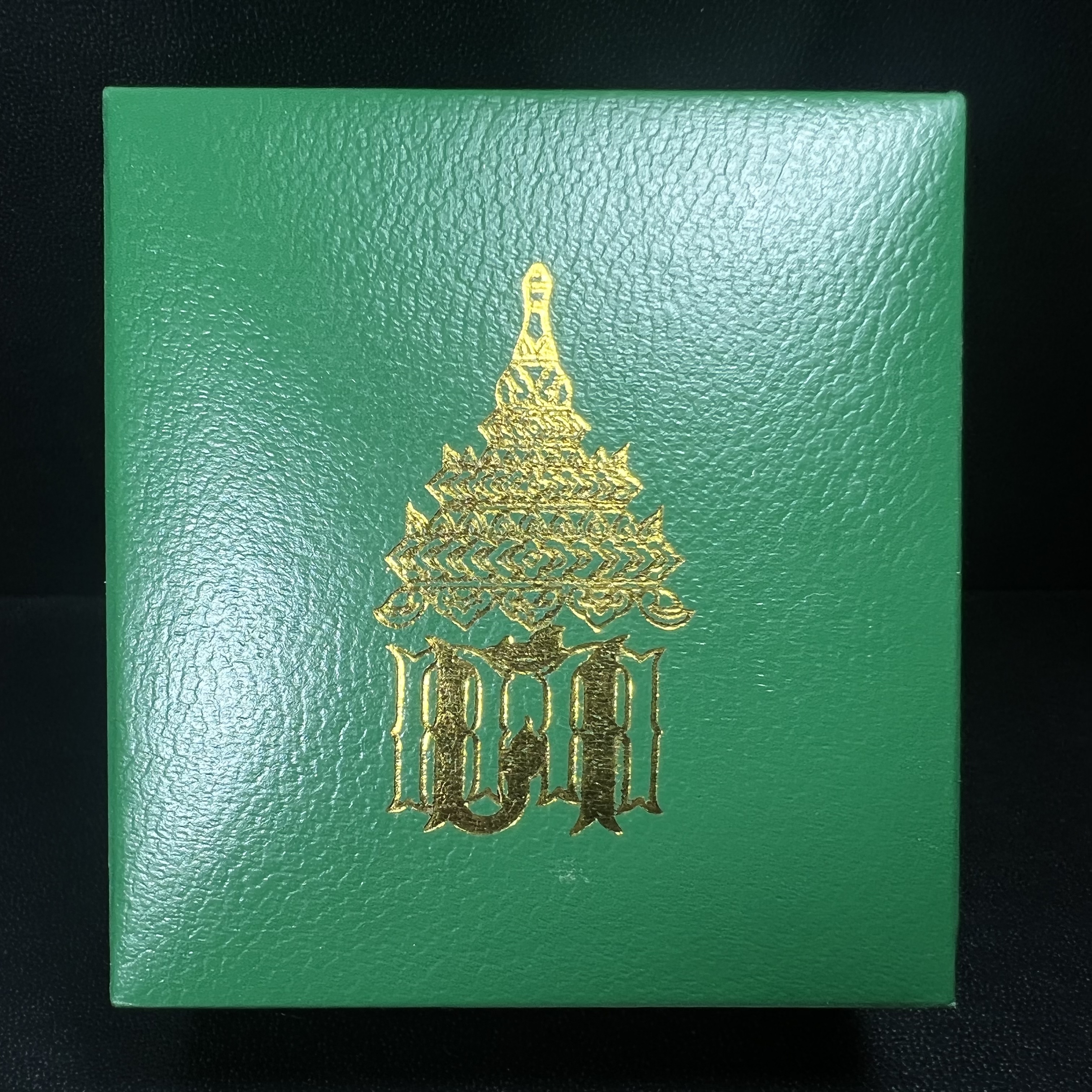 พระพุทธโสธร รุ่น กศก. 120 ปี เนื่องในโอกาสครบ 120 ปี กรมศุลกากร กระทรวงการคลัง จัดสร้าง ปี 2537 เนื้อเงินบริสุทธิ์ 99.9% ผิวขัดเงาลงดำ(งานบริษัท แพรนด้า จิวเวลรี่)สวยงดงาม ทรงคุณค่า