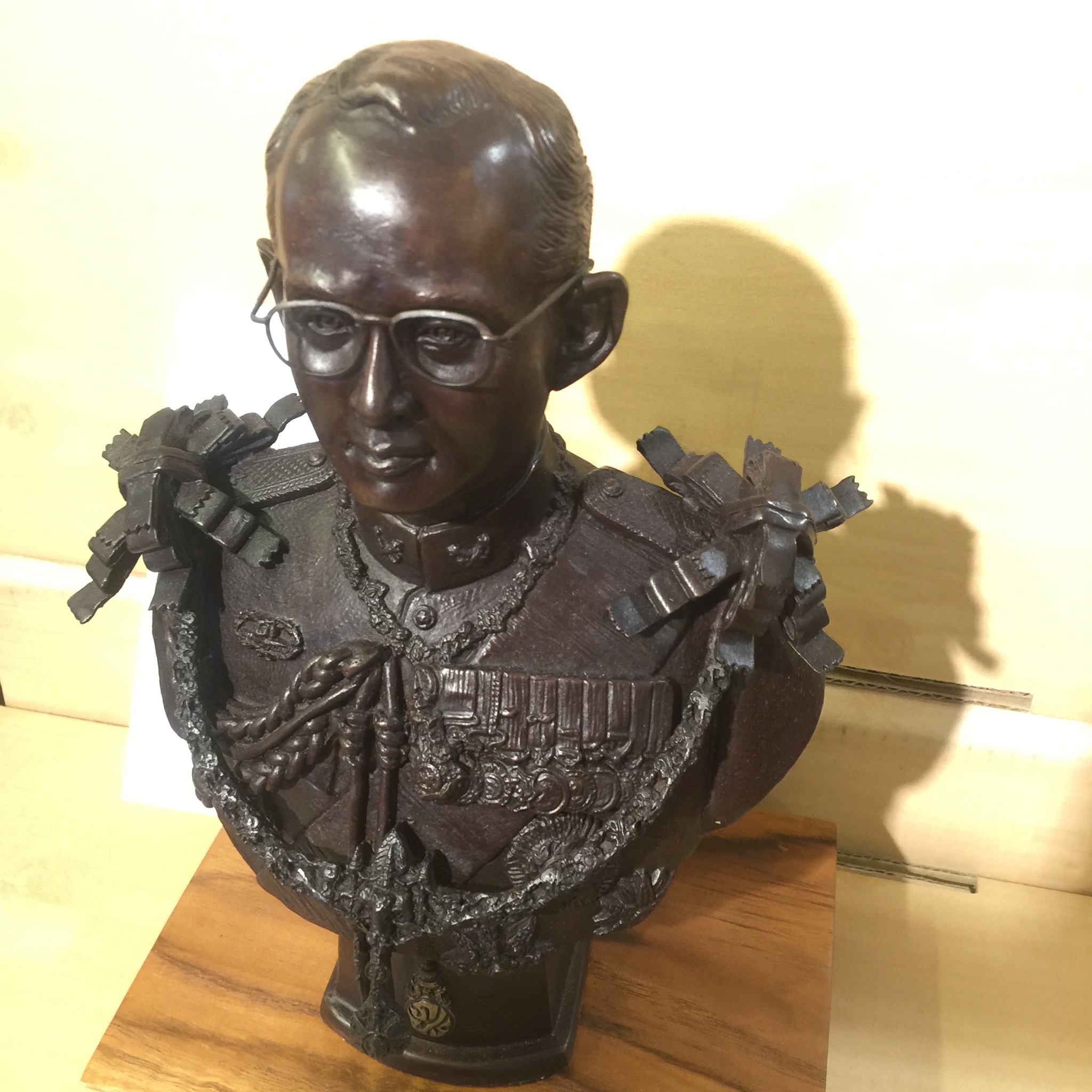 พระบรมรูปในหลวง ร.9 รุ่นเฉลิมพระเกียรติ ปี 2545