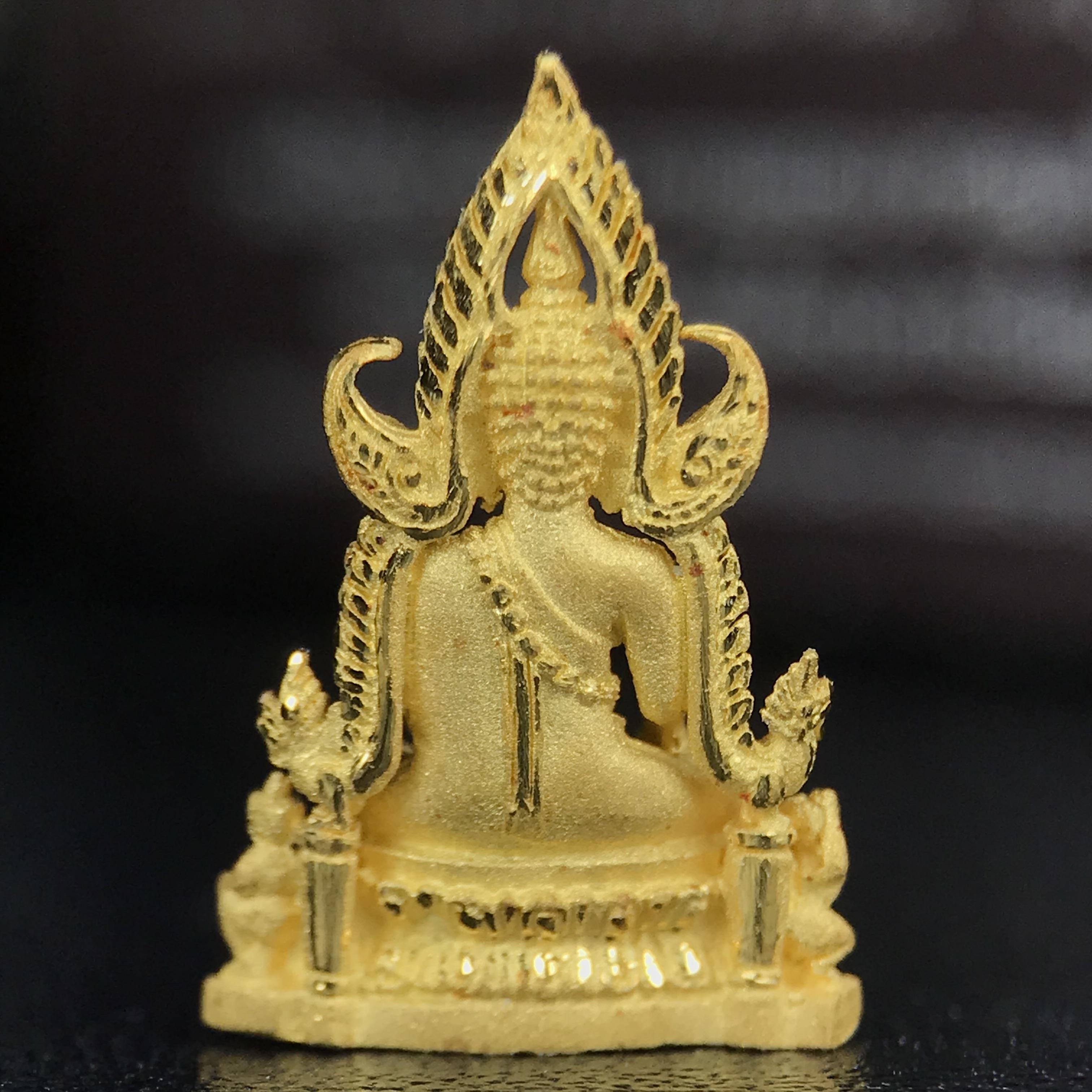 พระพุทธชินราช ภปร. โครงการ "เพราะแผ่นดินนี้ คือ แผ่นดินเกิด" ปี 2548(รุ่นแรก) ลอยองค์เนื้อทองคำบริสุทธิ์ 96.5% (น้ำหนัก 2.5 กรัม) หน้าตัก 1/4 นิ้ว (ขนาด 1.6 x1.1 ซม.) พุทธศิลป์งดงามทรงคุณค่า รุ่นยอดนิยม