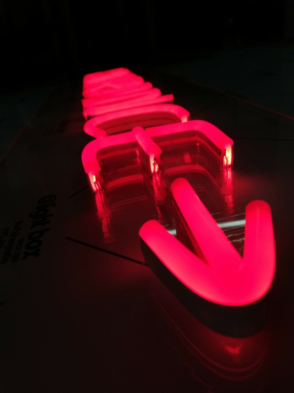 ป้ายไฟนีออน LED อะคริลิคใสรองหลัง