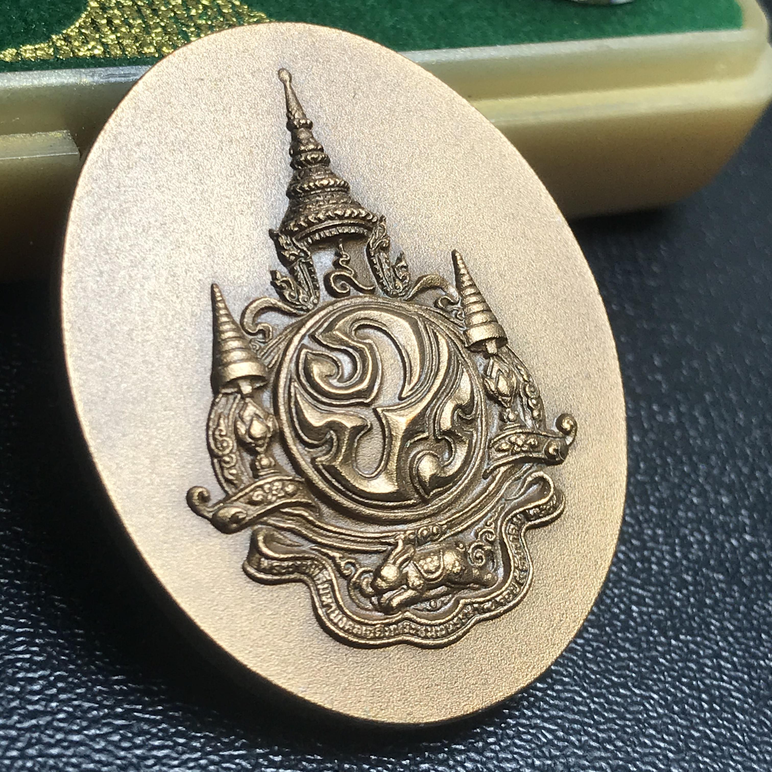 เหรียญพระบรมรูปหล่อพระบาทสมเด็จพระเจ้าอยู่หัว 84 พรรษา เนื้อทองแดงรมดำขัดวินอล พิมพ์กลาง(29*35 มม.)(บรรจุมวลสารจิตรลดา เส้นเกษา(เส้นผม)รัชกาลที่9 พระราชทาน)