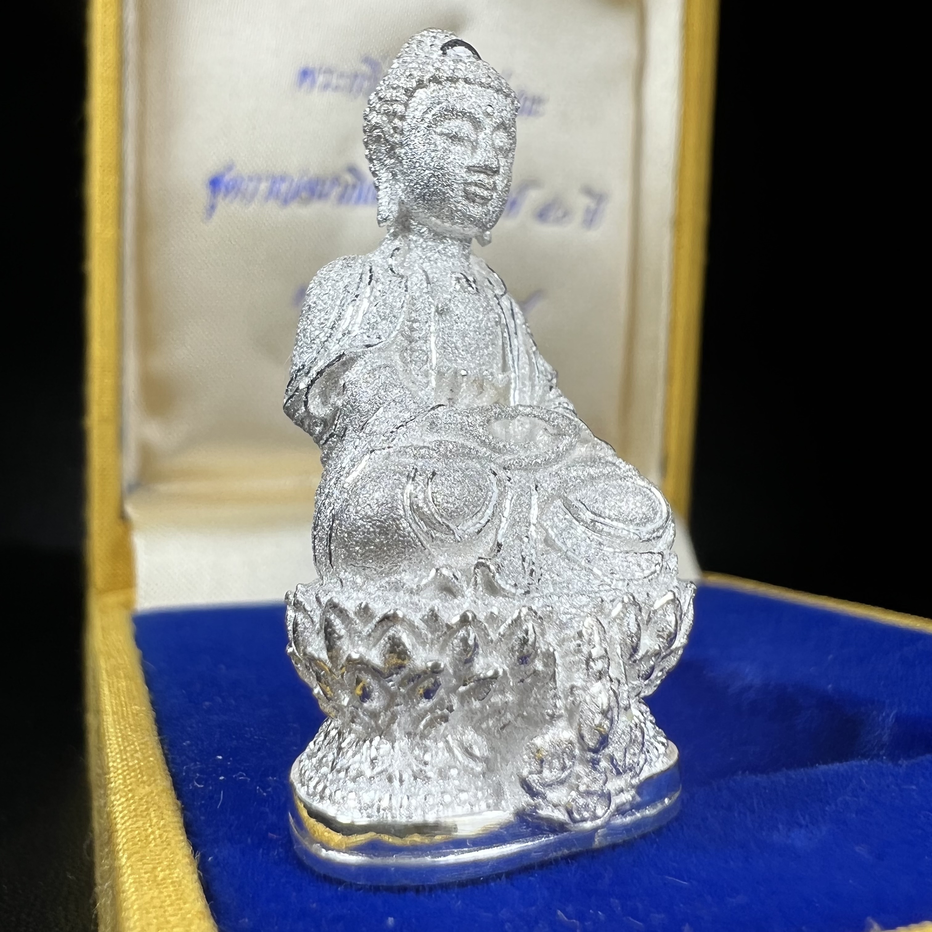 พระกริ่งจีน "ต้าเยิ่นถะ" (เนื้อเงิน) รุ่น กาญจนาภิเษก ครองราชย์ 50 ปี วัดบวรนิเวศวิหาร ปี2538 (คัดสภาพสวยเดิม พิธีใหญ่ พุทธศิลป์งดงาม)1 ใน 6001 องค์