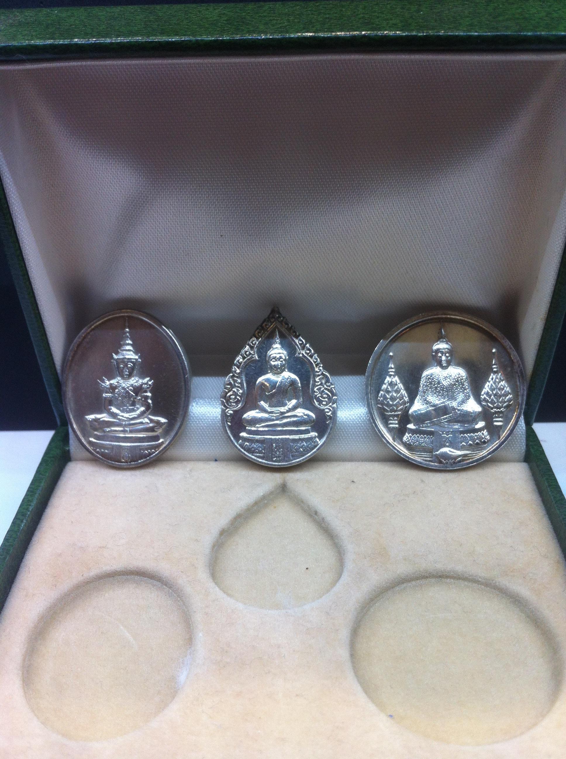 เหรียญพระแก้วมรกต ภปร พระราชศรัทธา ฉลองกรุง 200 ปี เนื้อเงิน ปี 2525(ครบชุด)