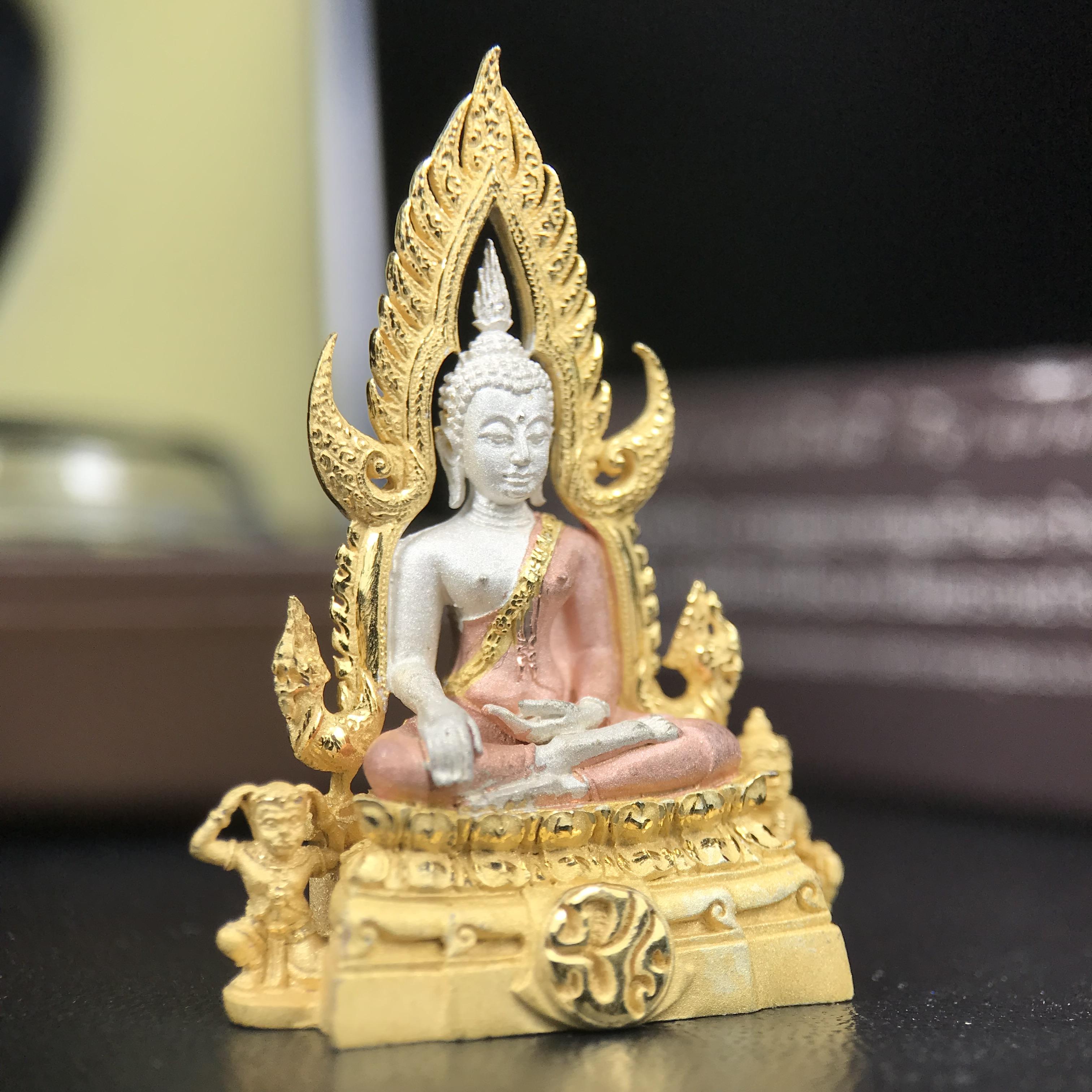 พระพุทธชินราช ภปร. โครงการ "เพราะแผ่นดินนี้ คือ แผ่นดินเกิด" ปี 2548(รุ่นแรก) ลอยองค์เนื้อเงินสามกษัตริย์ หน้าตัก 1/2 นิ้ว (ขนาด 3.5 x 2.5 ซม.) พุทธศิลป์งดงามทรงคุณค่า รุ่นยอดนิยม