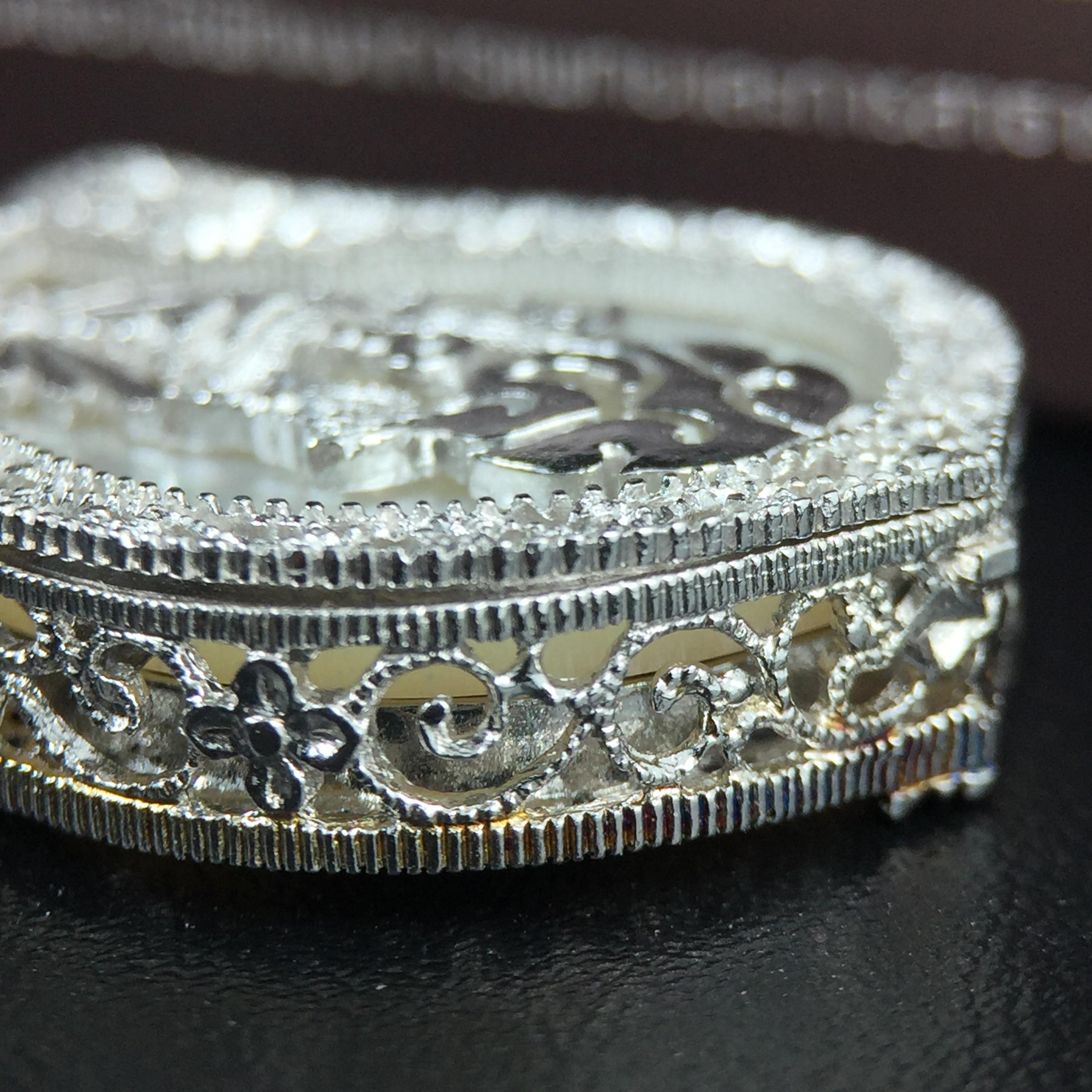 พระพุทธชินราช ภปร. โครงการ "เพราะแผ่นดินนี้ คือ แผ่นดินเกิด" ปี2548(รุ่นแรก) เหรียญทรงเสมา ขนาด 21 x 29 มม.เนื้อเงินสามกษัตริย์ องค์พระชุบสามกษัตริย์ ล้อมด้วยกรอบเงินชุบทองคำขาวสลักเสลาเป็นลวดลายละเอียดอ่อน ส่วนพื้นองค์พระเป็นเปลือกหอยมุขงดงาม