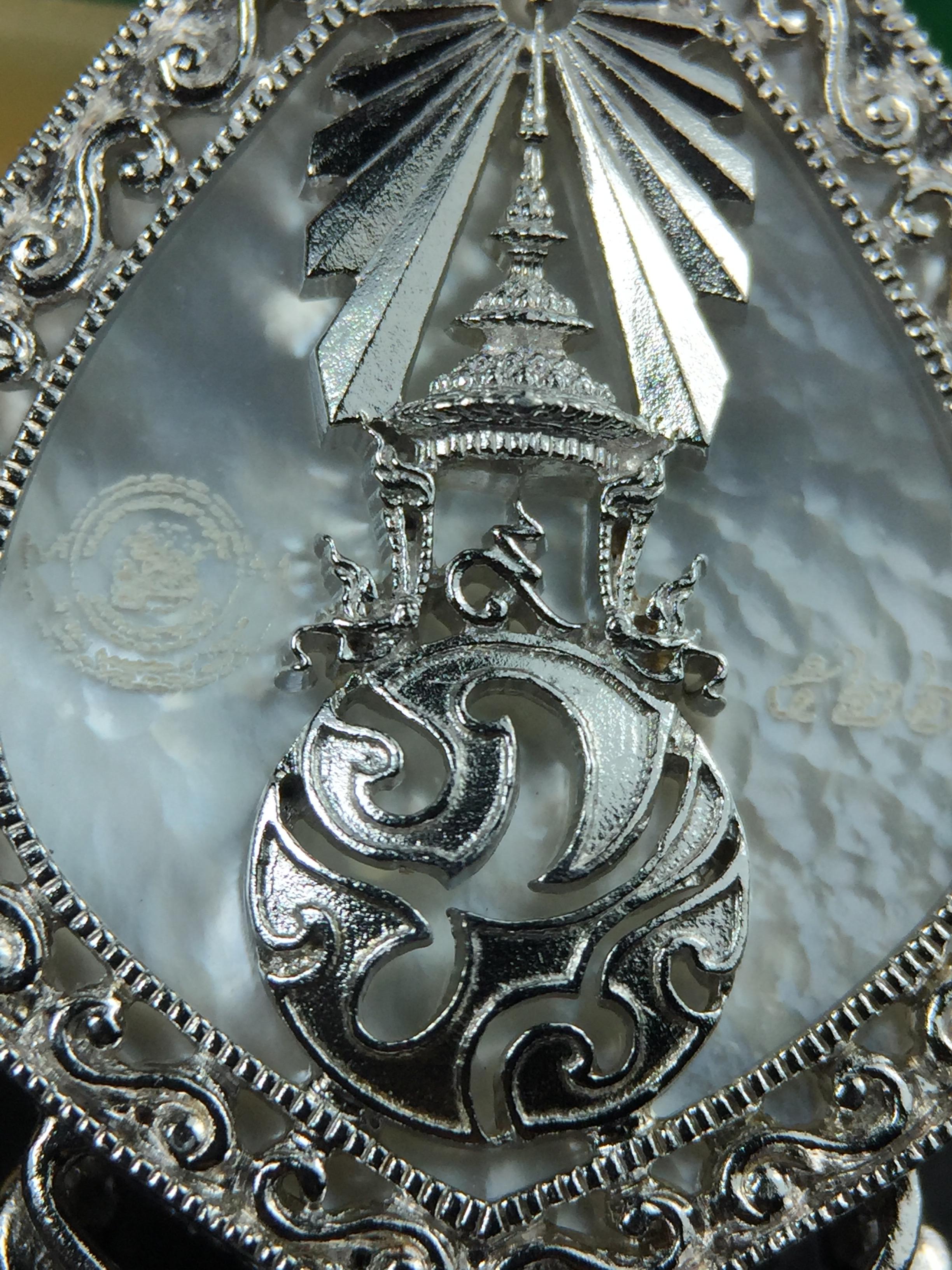 พระพุทธชินราช(จำลอง) ภปร. 84 พรรษา ทรงหยดน้ำ เนื้อเงินชุบทองคำขาว ขนาด 20*36 มม. (พระราชทานมวลสาร จิตรลดาและเส้นพระเจ้า(เส้นผม)รัชกาลที่9)พุทธศิลป์ทรงคุณค่าอีกหนึ่งรุ่นยอดนิยม งดงาม ทรงคุณค่า หายาก