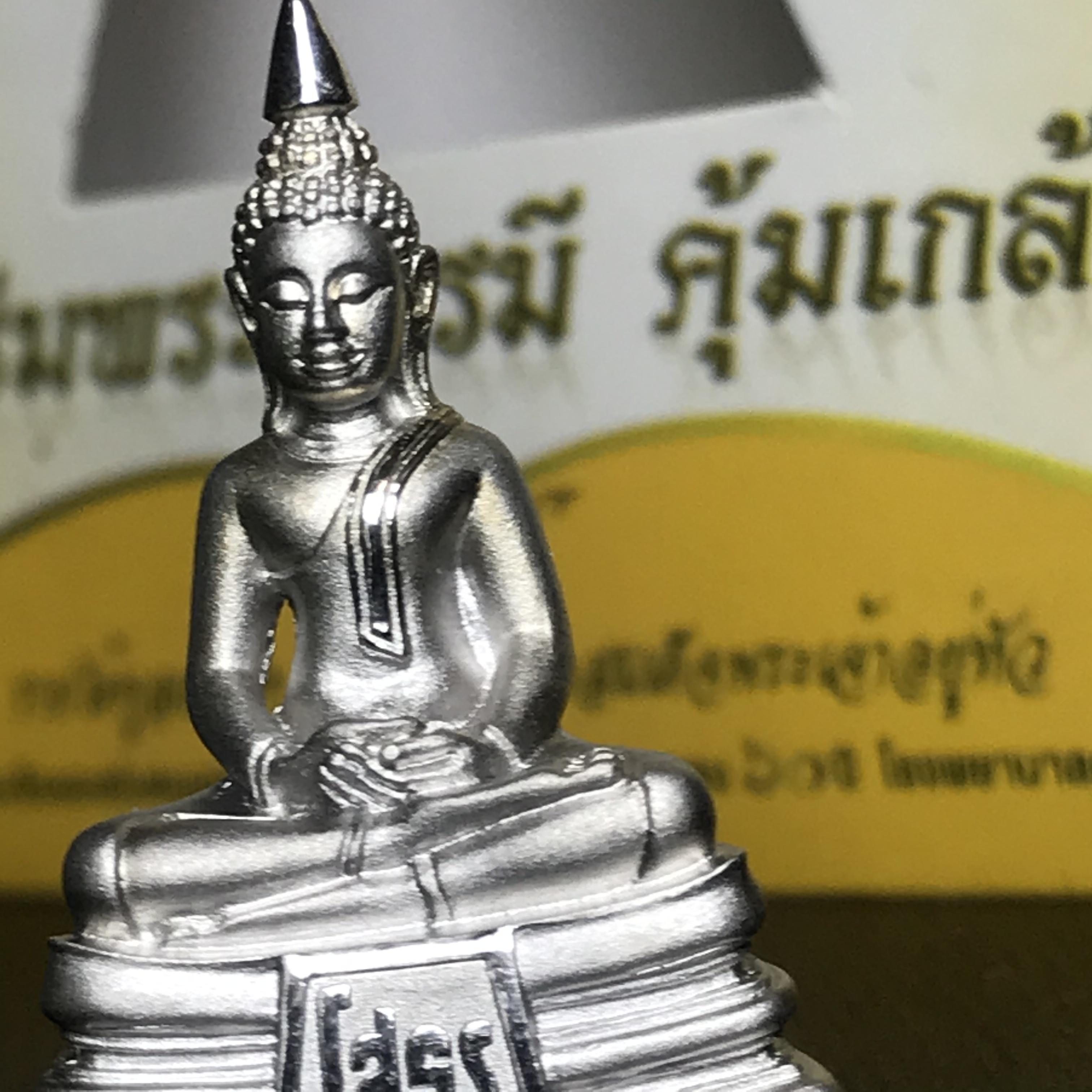 พระพุทธโสธร คุ้มเกล้าฯ ภปร.(ใต้ร่มพระบารมี คุ้มเกล้า) 60ปี รพ.ภูมิพลฯ พ.ศ.2552 เนื้อเงิน ชุบทองคำขาว(พิมพ์ใหญ่ขนาด 30*20 มม.)(1ใน5000 องค์)