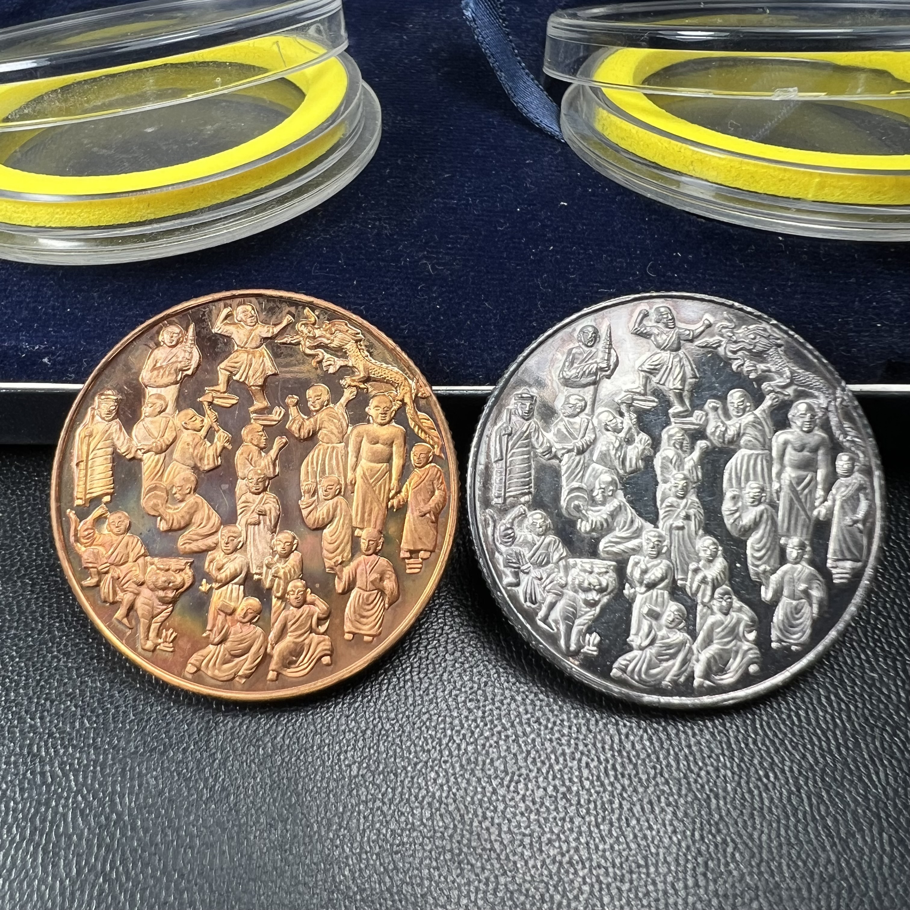 เหรียญจับโป้ยล่อหั่น 18 อรหันต์(18 เซียน)รุ่นกาญจนาภิเษก ปี2539 พิธีพุทธาภิเษก ณ วัดบวรนิเวศวิหาร ขนาด3.2ซม. ชุดเนื้อเงินและเนื้อทองแดงขัดเงา ขอบเหรียญแบบสตางค์ หลังตราสัญลักษณ์ปีกาญจนาภิเษก พร้อมกล่องบรรจุเดิมครบ สุดยอดสิริมงคล โชคลาภค้าขาย สารพัดกันภัย