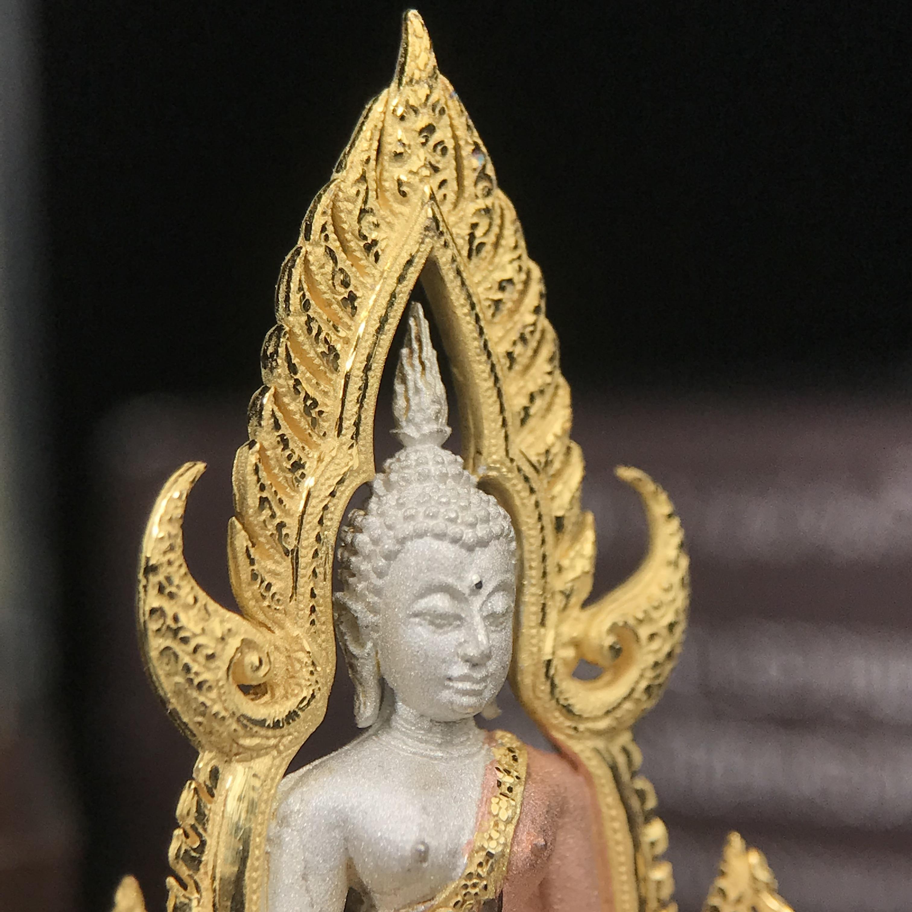 พระพุทธชินราช ภปร. โครงการ "เพราะแผ่นดินนี้ คือ แผ่นดินเกิด" ปี 2548(รุ่นแรก) ลอยองค์เนื้อเงินสามกษัตริย์ หน้าตัก 1/2 นิ้ว (ขนาด 3.5 x 2.5 ซม.) พุทธศิลป์งดงามทรงคุณค่า รุ่นยอดนิยม(องค์หมายเลข ๘๘๔๖)