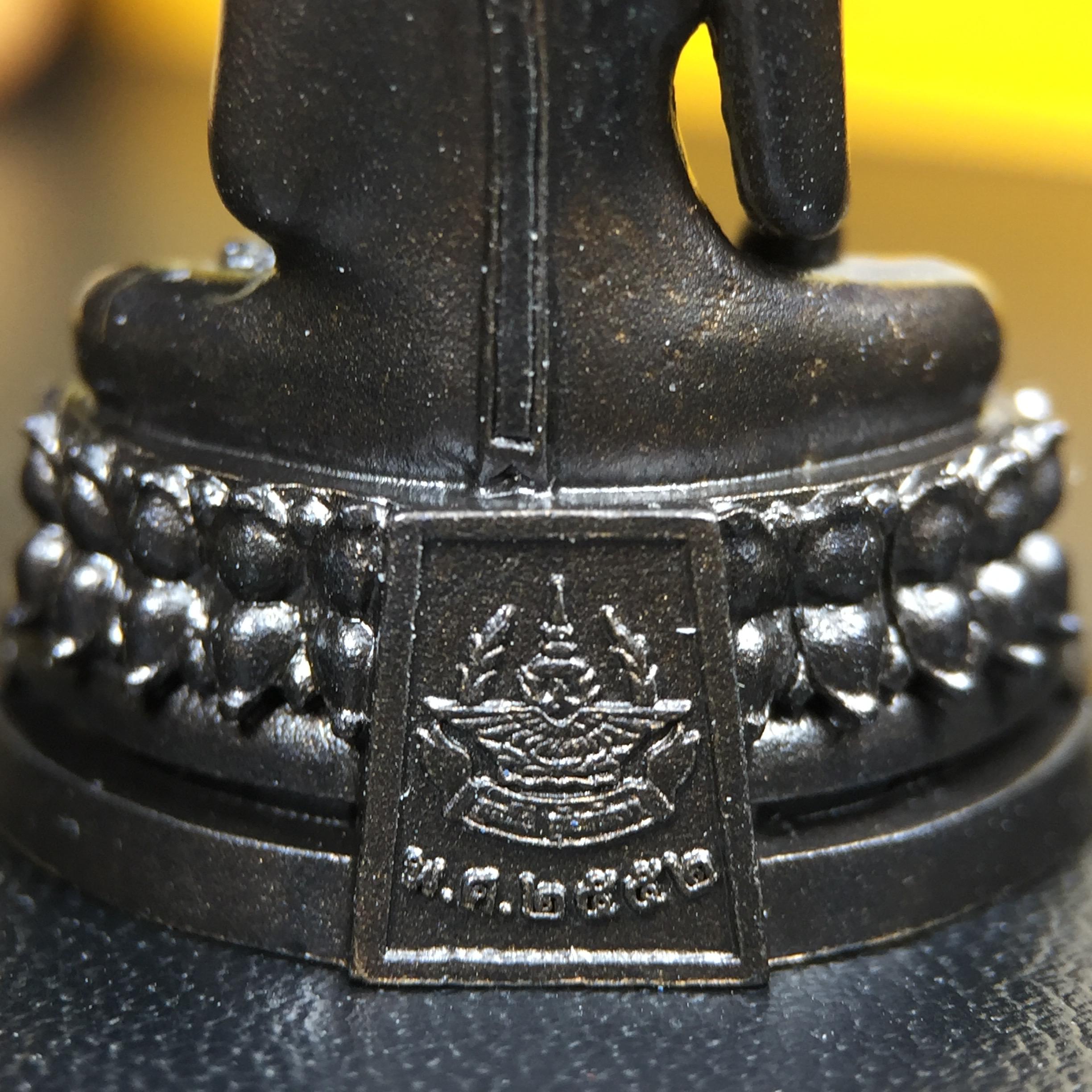 พระพุทธรูปคุ้มเกล้าฯ ภปร.(ใต้ร่มพระบารมี คุ้มเกล้า) 60ปี โรงพยาบาลภูมิพลฯ พ.ศ.2552 เนื้อนวโลหะ รมดำ(พิมพ์ใหญ่ขนาด 35.5*24 มม.)สภาพสวยเดิมพร้อมกล่องบรรจุเดิม ตอกโค๊ดหมายเลขกำกับ