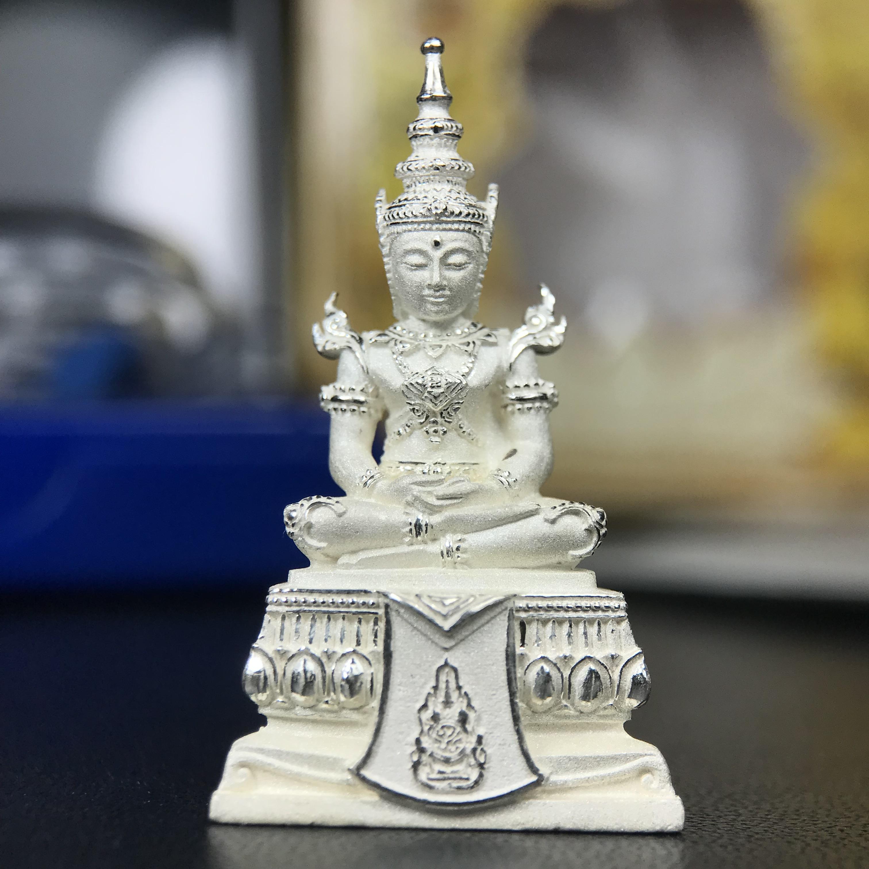 พระแก้วมรกต ทรงเครื่องฤดูร้อน พระราชทานประดิษฐานตราสัญลักษณ์ฉลองสิริราชสมบัติ ครบ 60 ปี ในหลวงรัชกาลที่ 9 พ.ศ.2549 เนื้อเงินลอยองค์พิมพ์ใหญ่ สูง 3.6 ซม. ขนาดหน้าตัก 1/2 นิ้ว (พิธีใหญ่มหาพุทธาภิเษก ณ พระอุโบสถวัดพระแก้ว เกจิอาจารย์ ทั่วประเทศ 108 รูป )